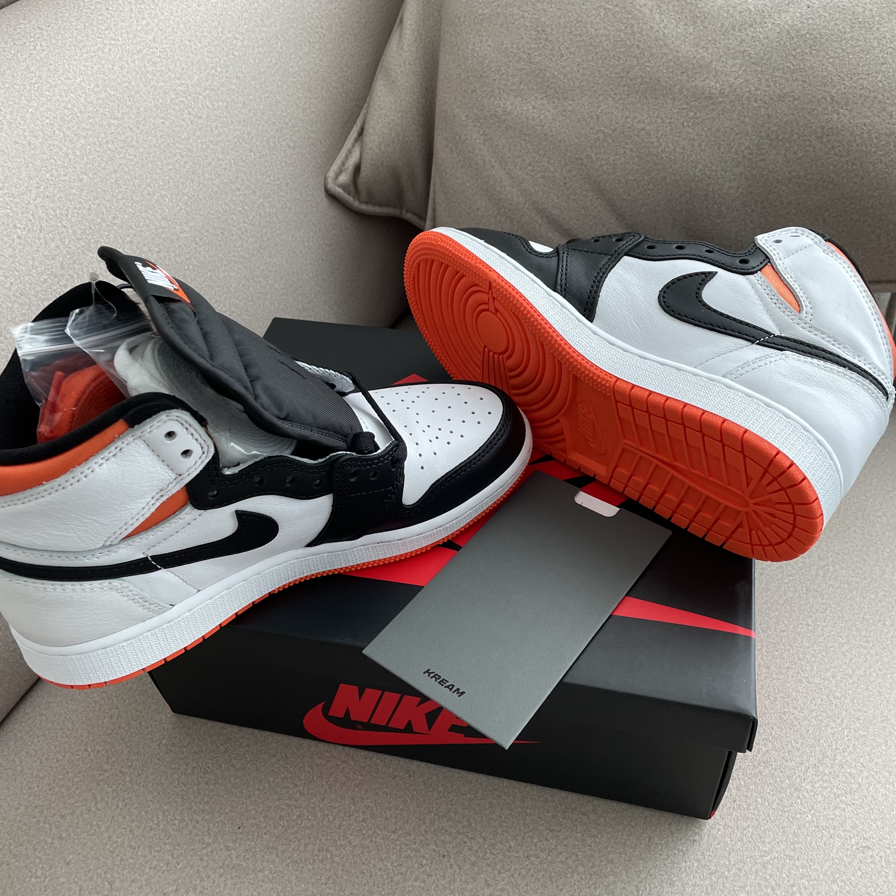 Jordan 1 Retro High OG Electro Orange 착용 스타일