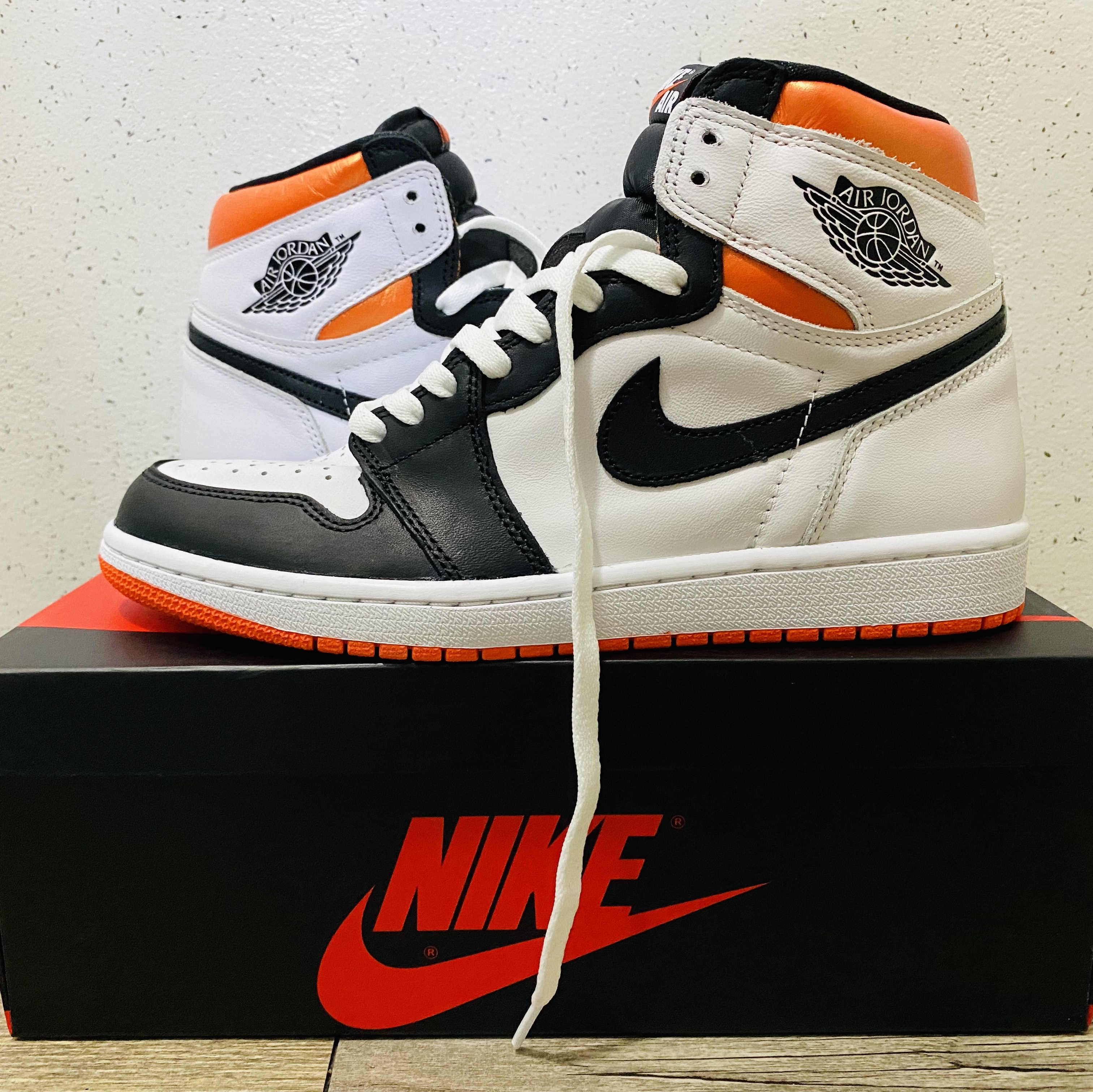 Jordan 1 Retro High OG Electro Orange 착용 스타일 - 1