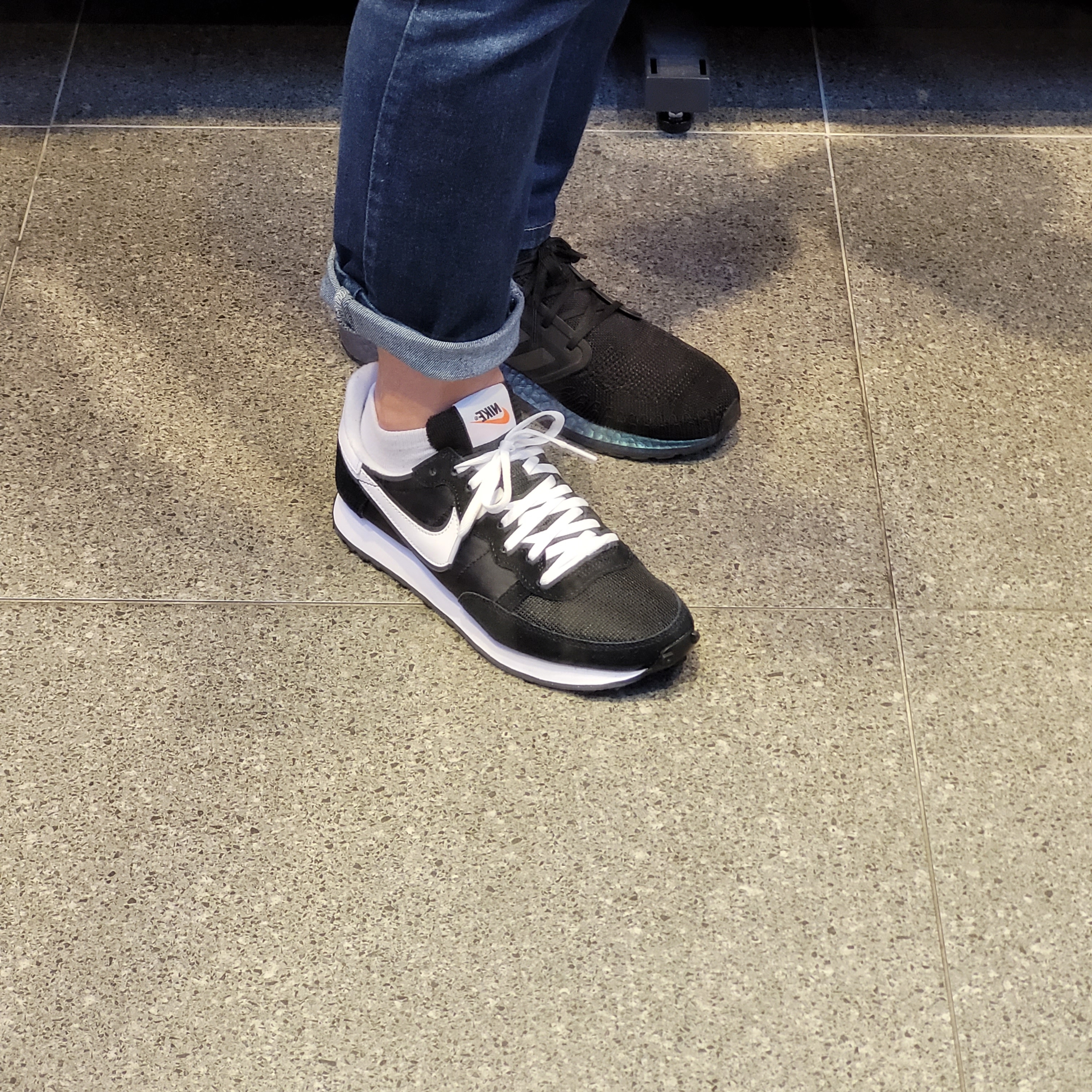 Nike Challenger OG Black White 착용 스타일