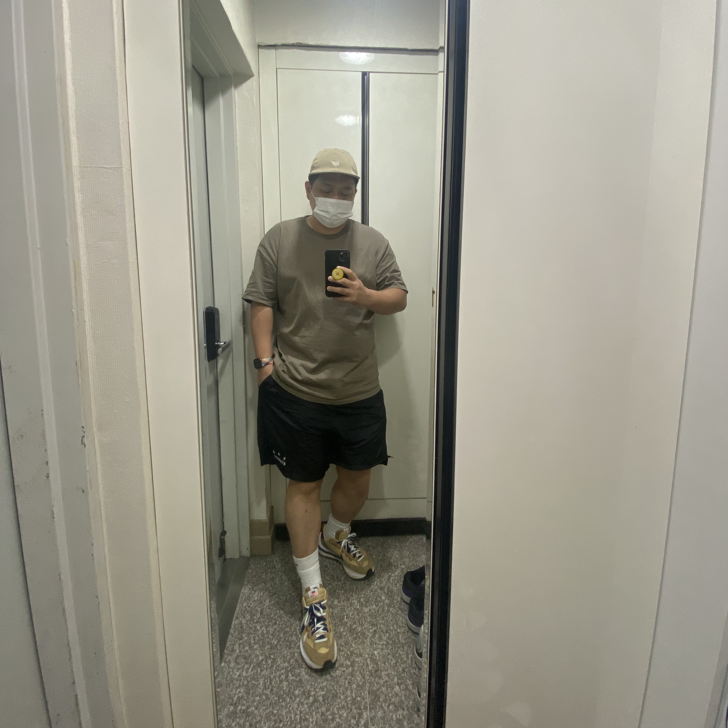 Nike x Sacai VaporWaffle Sesame and Blue Void, IAB Studio Woven Shorts Black 착용 스타일