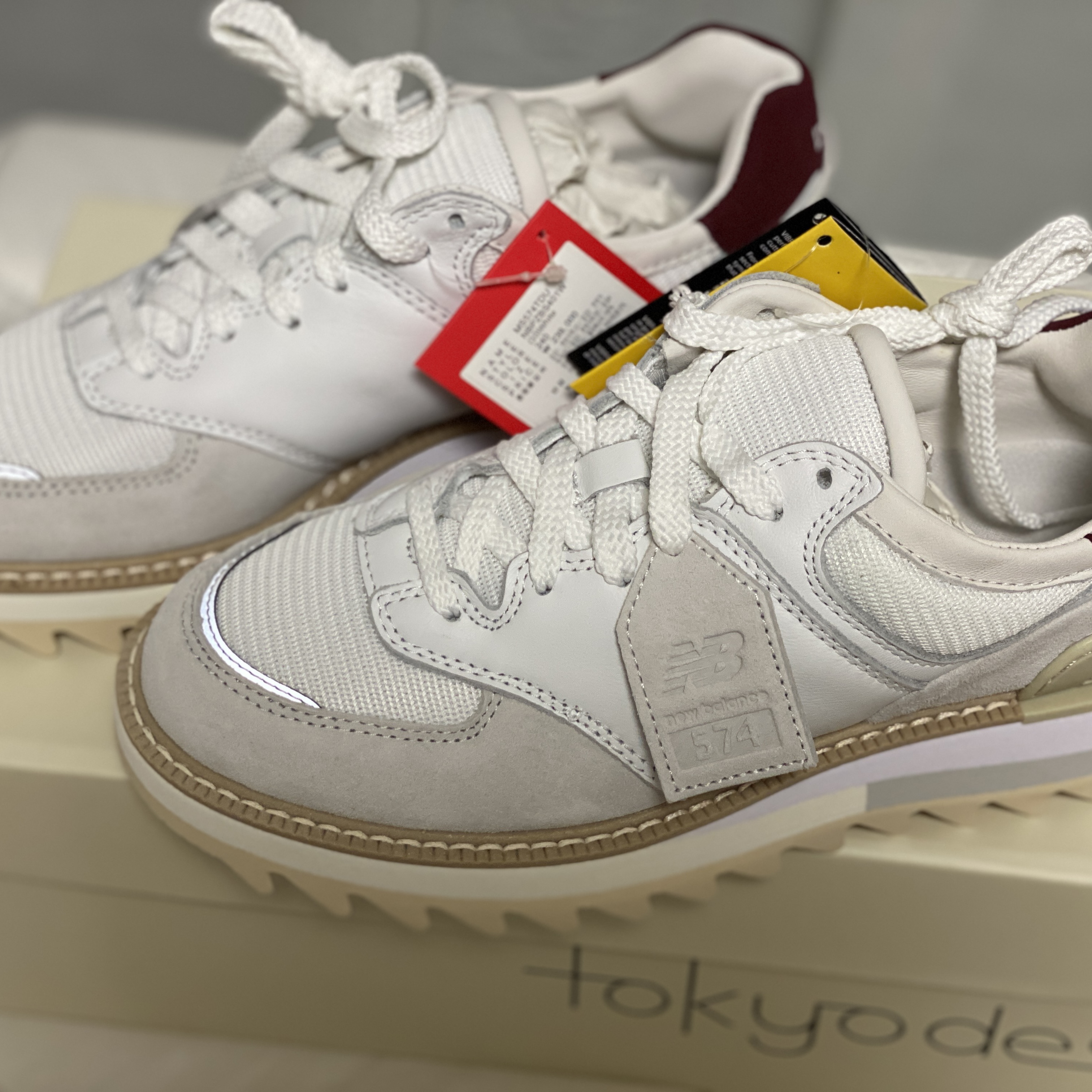 New Balance x Tokyo Design Studio 574 White Burgundy 착용 스타일 - 2