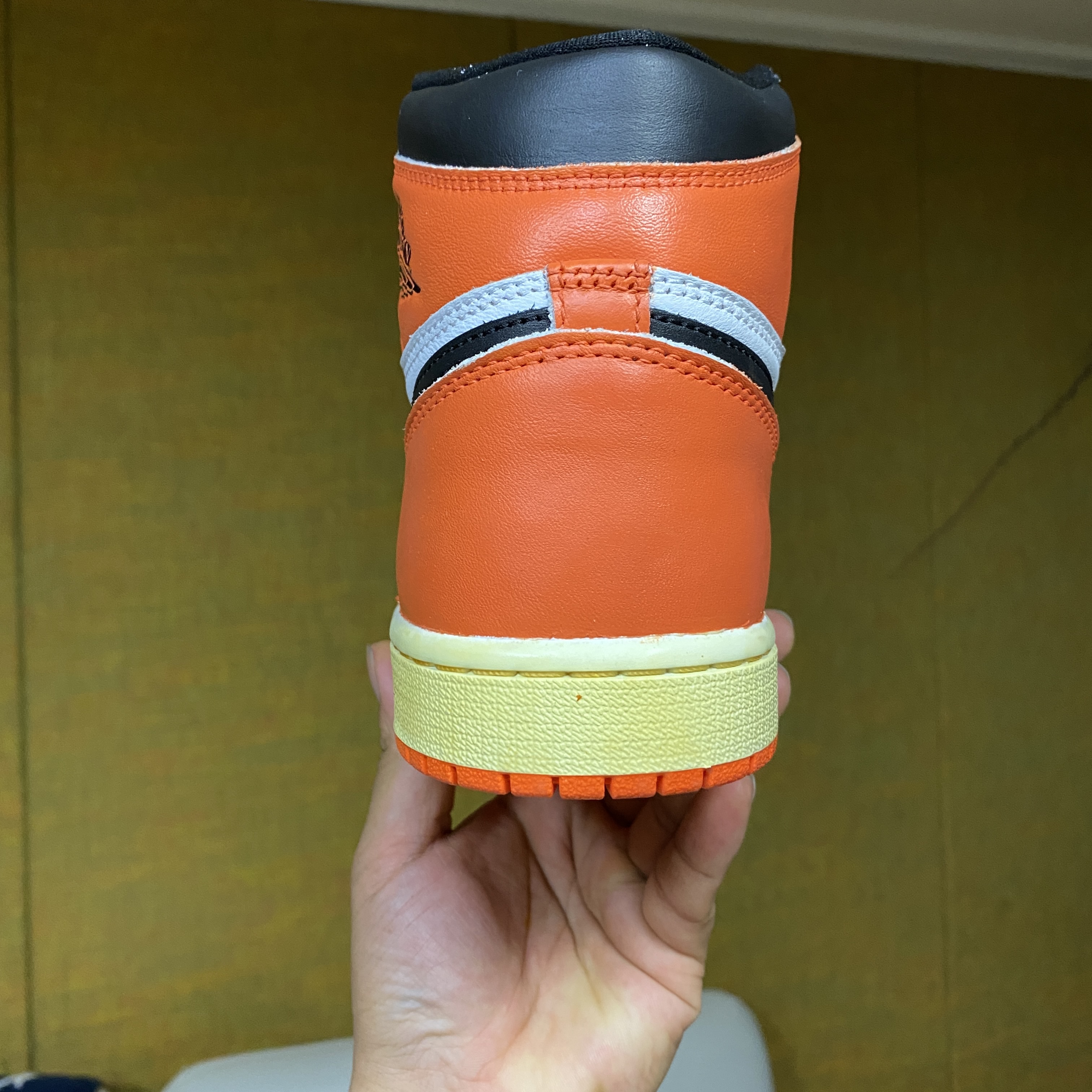 Jordan 1 Retro High OG Electro Orange 착용 스타일 - 5