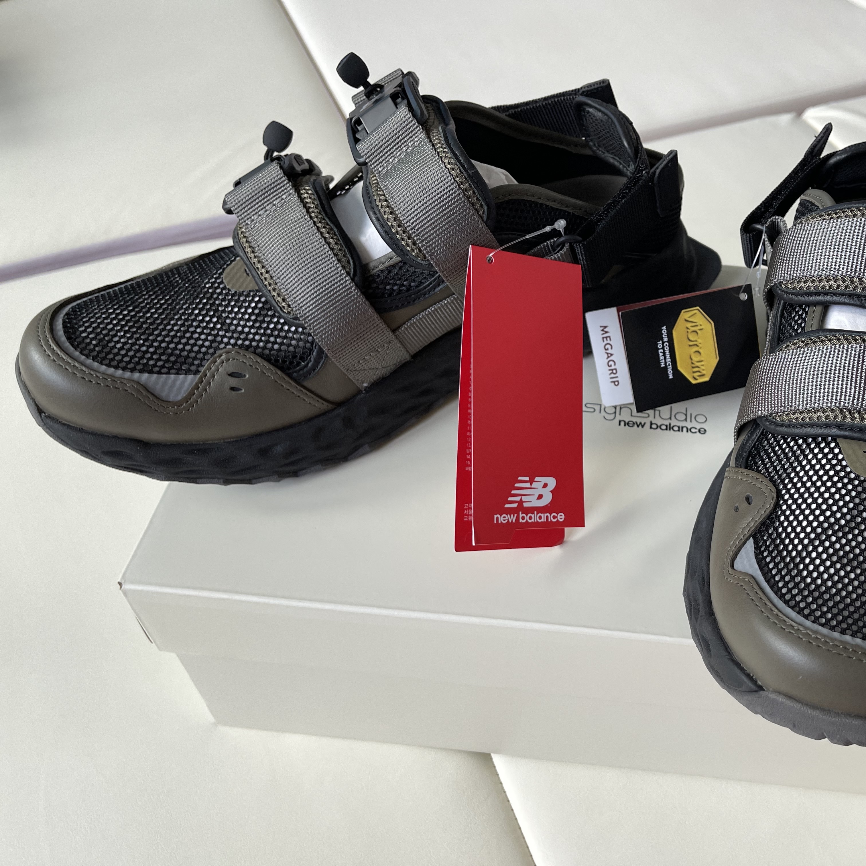 New Balance x Tokyo Design Studio x Snow Peak Niobium Concept 2 착용 스타일 - 3