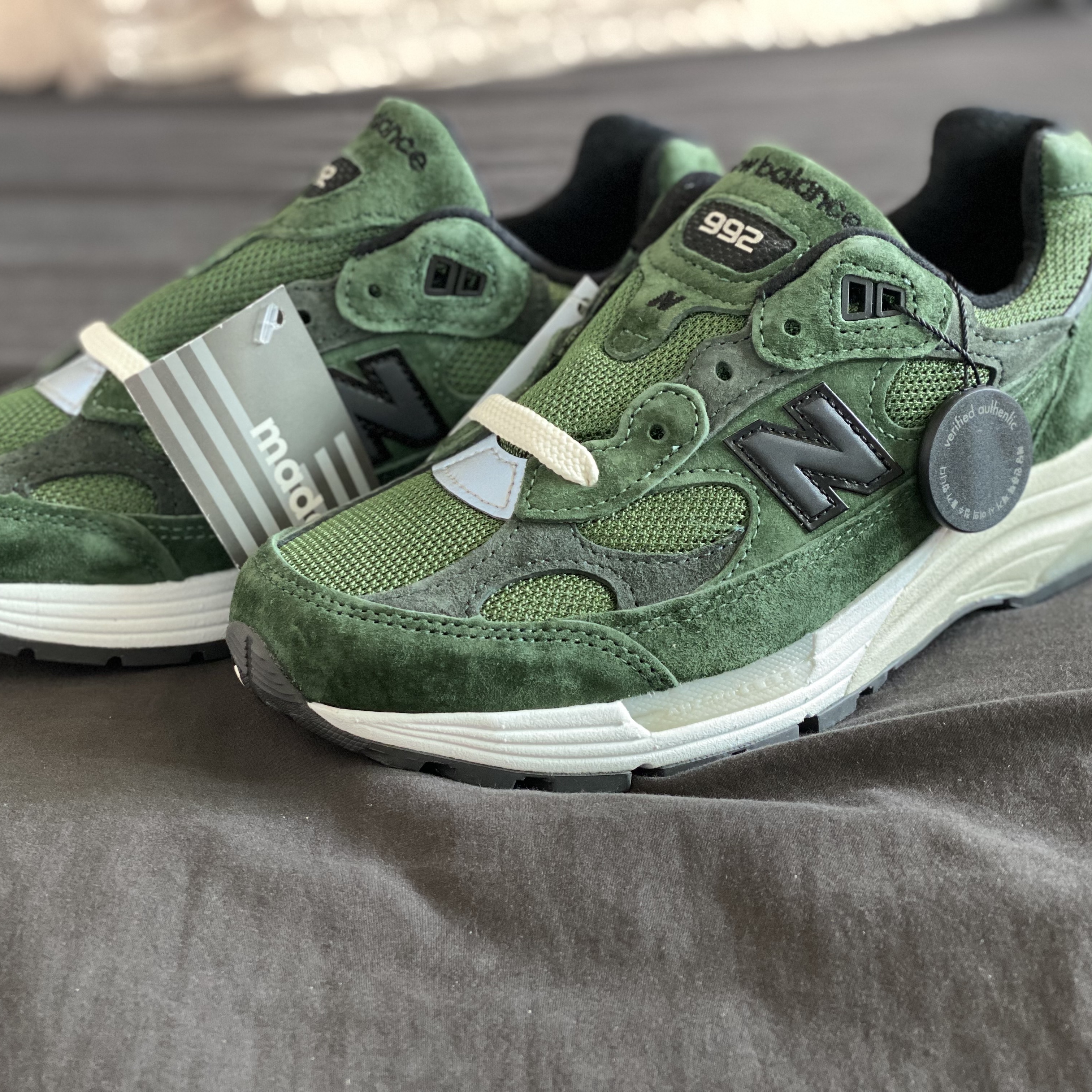 New Balance x JJJJound 992 Made in USA Mossy Green 착용 스타일 - 3