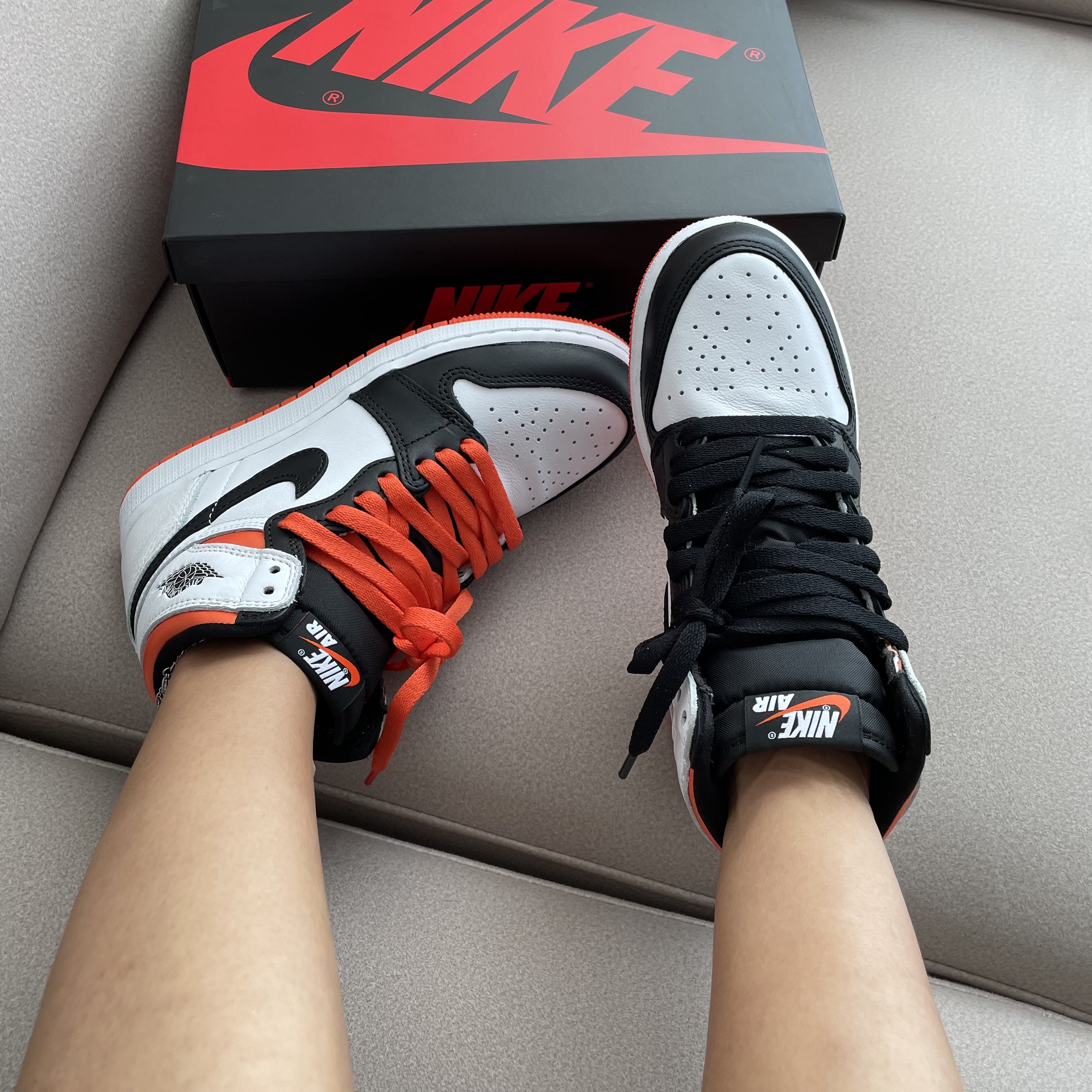 Jordan 1 Retro High OG Electro Orange 착용 스타일 - 2
