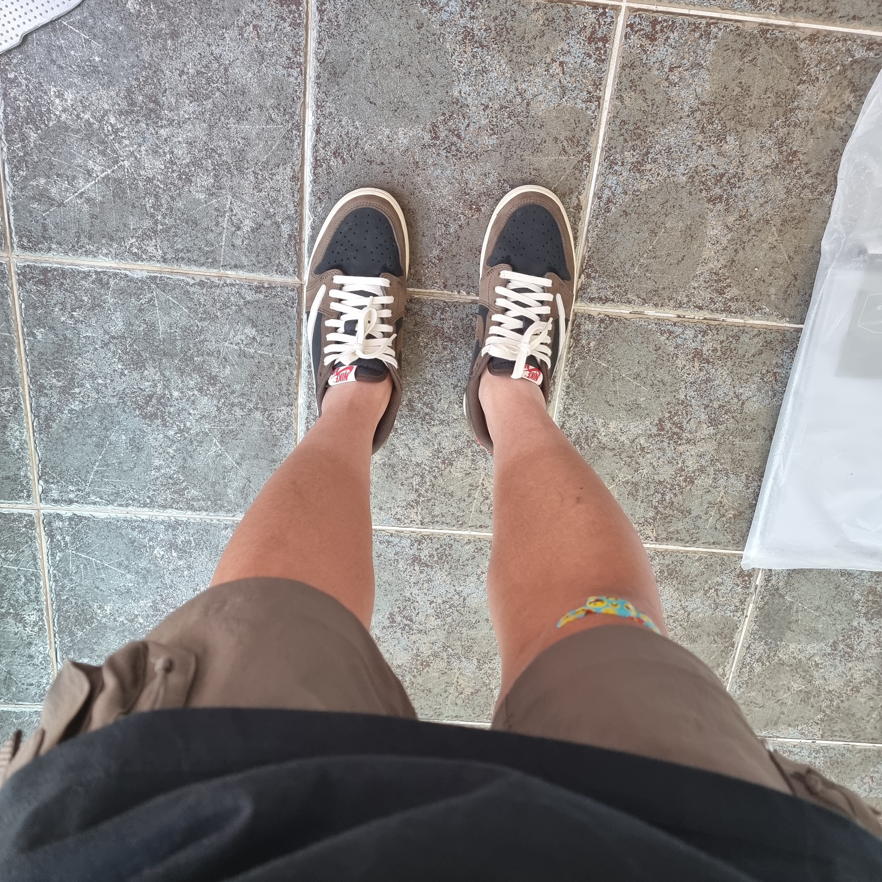 Jordan 1 x Travis Scott Retro Low OG SP Mocha 착용 스타일 - 1
