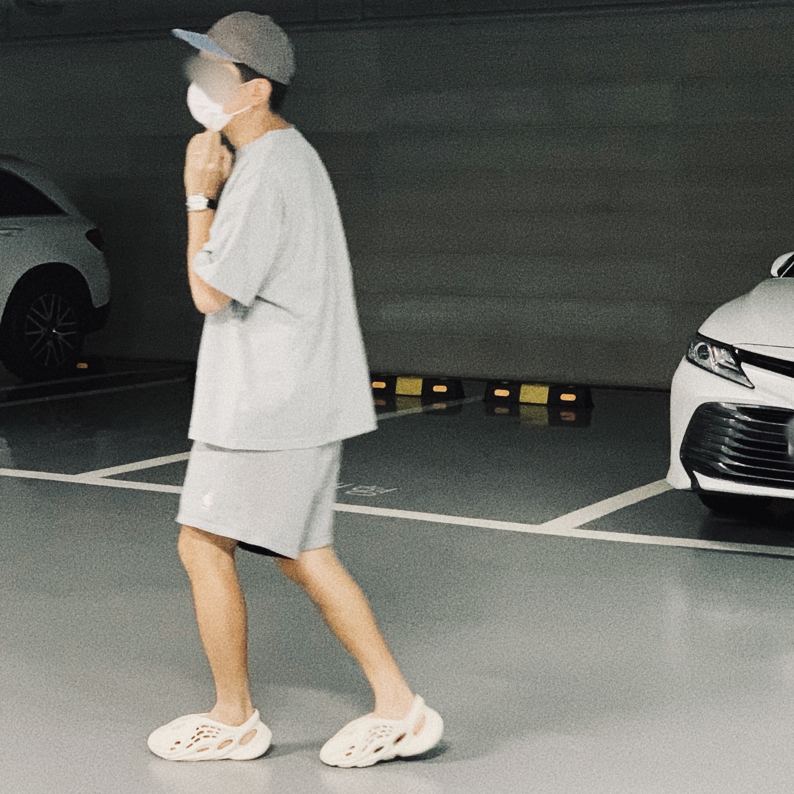 Adidas Yeezy Foam RNNR Sand 착용 스타일 - 2