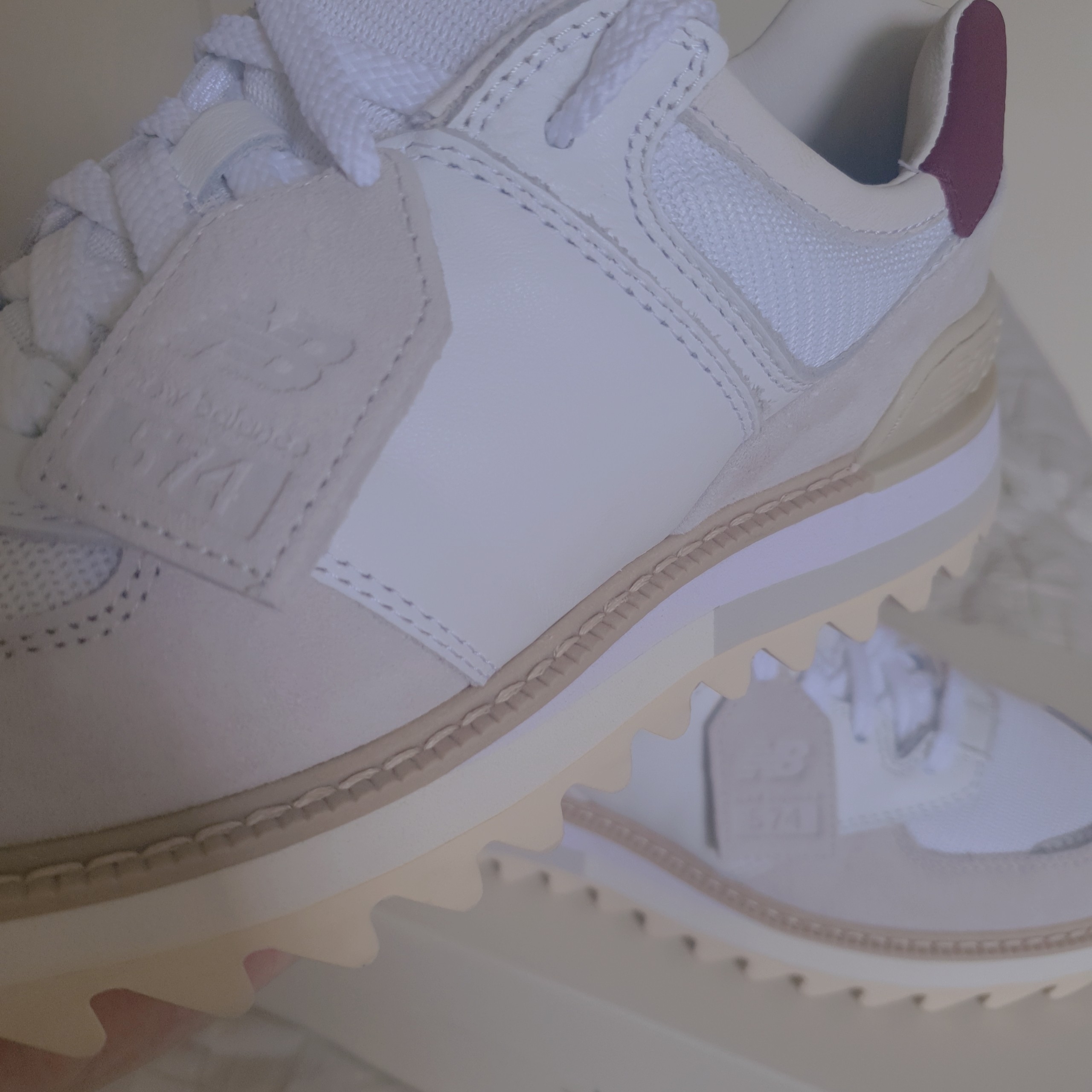 New Balance x Tokyo Design Studio 574 White Burgundy 착용 스타일 - 2