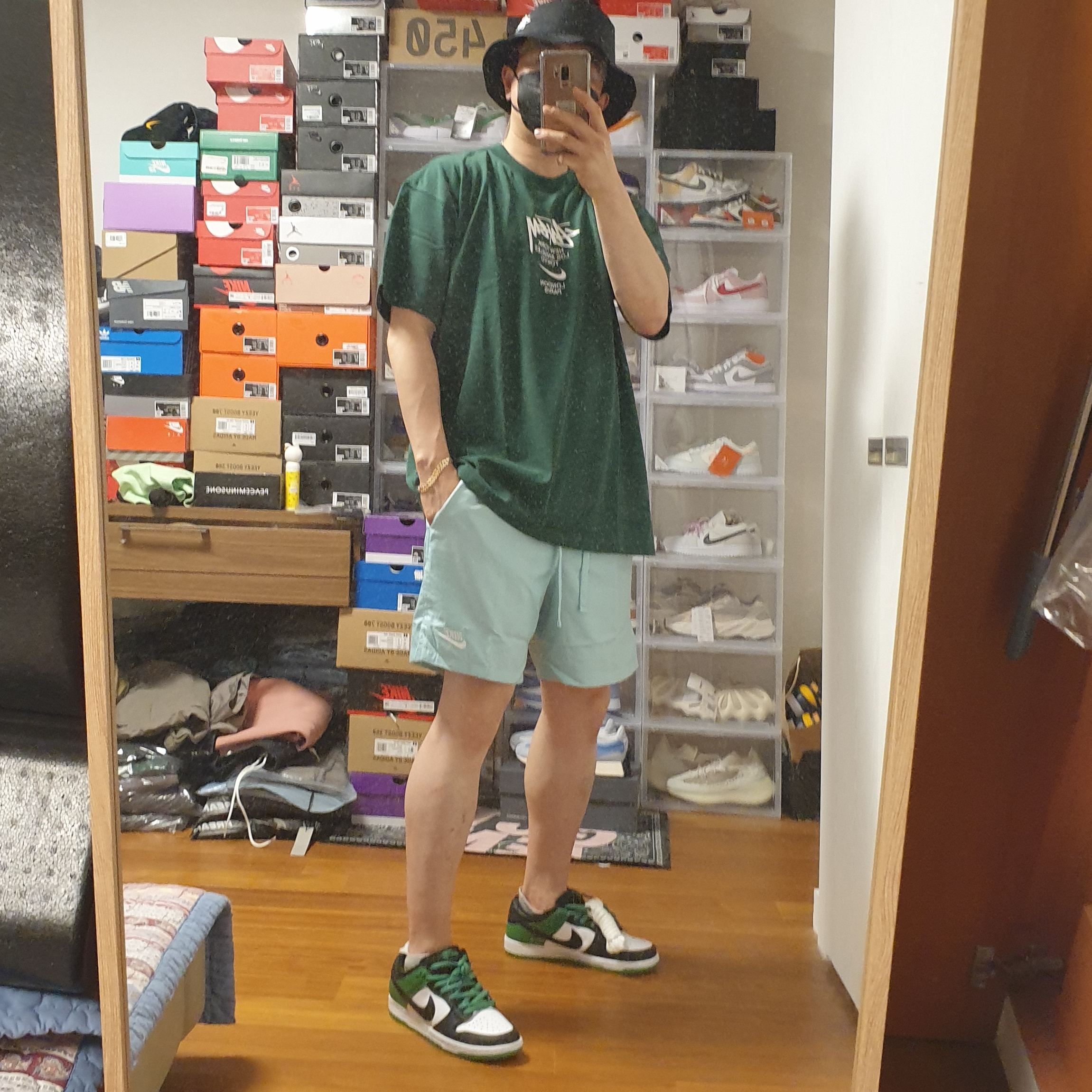 Nike x Stussy Bucket Hat Black, Nike x Stussy WT T-Shirt Green - US/EU 착용 스타일 - 1