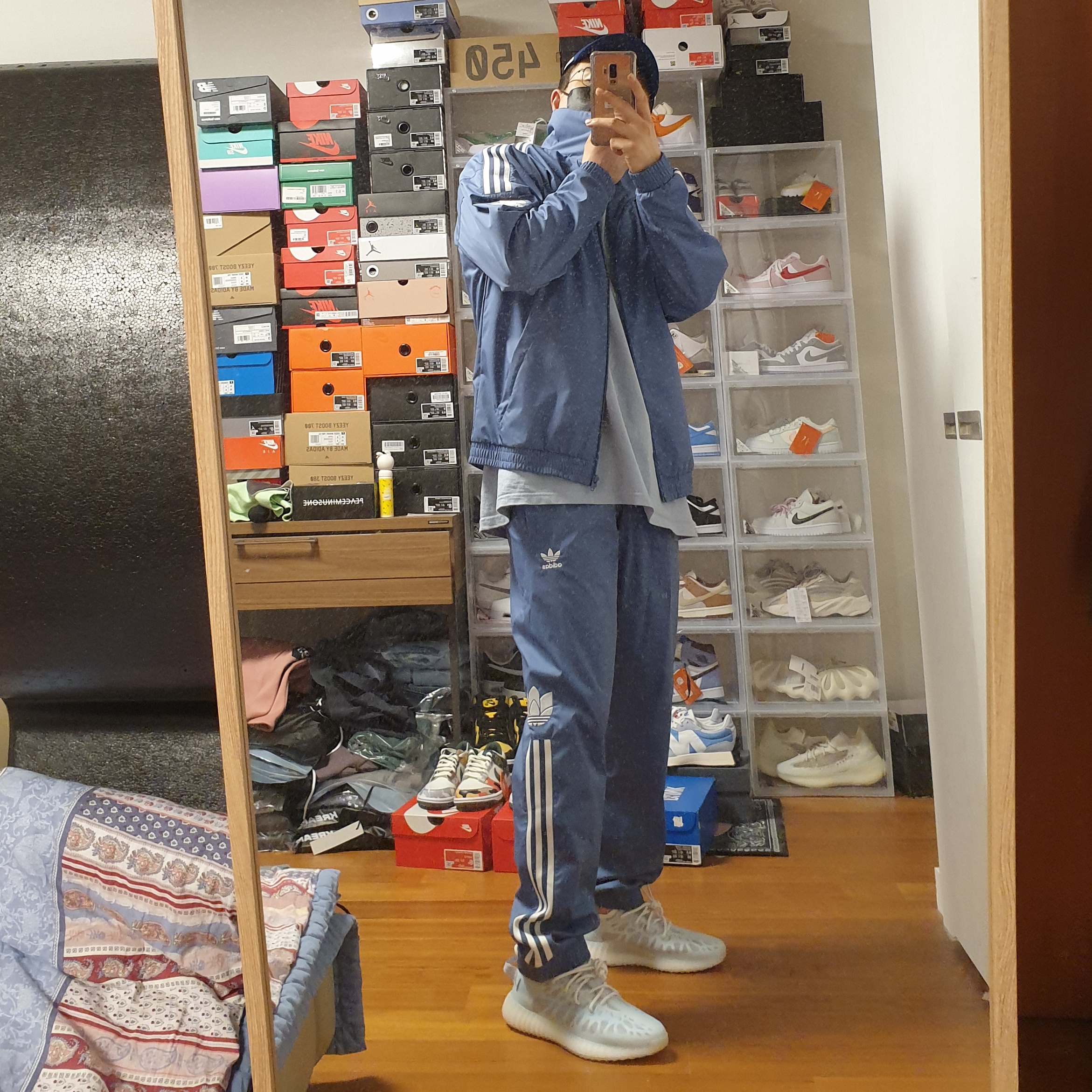 Adidas Yeezy Boost 350 V2 Mono Ice, Stussy Cosmos T-Shirt Slate 착용 스타일 - 2