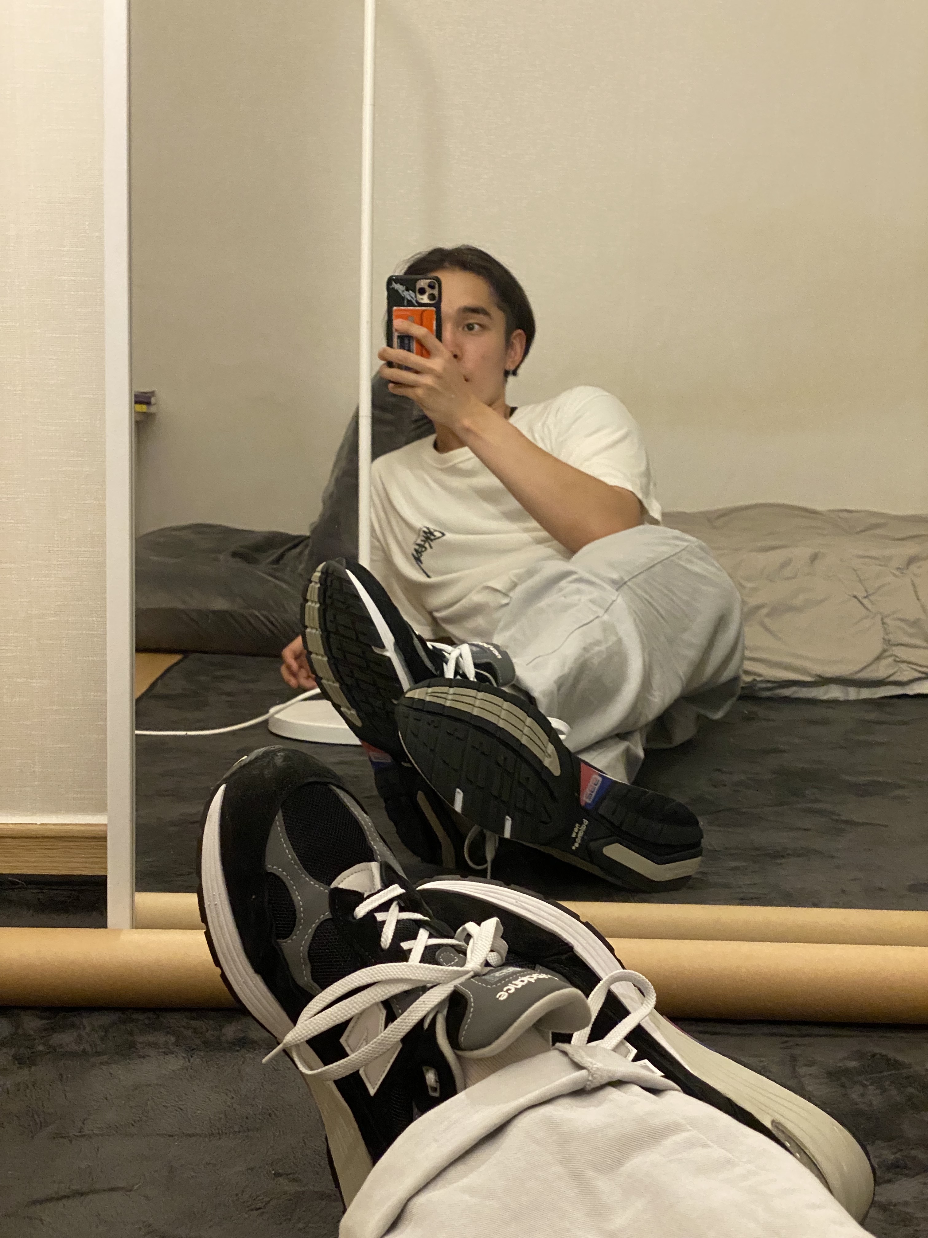 Stussy x Our Legacy Work Shop T-Shirt White, New Balance 992 Made in USA Black Grey 착용 스타일 - 3