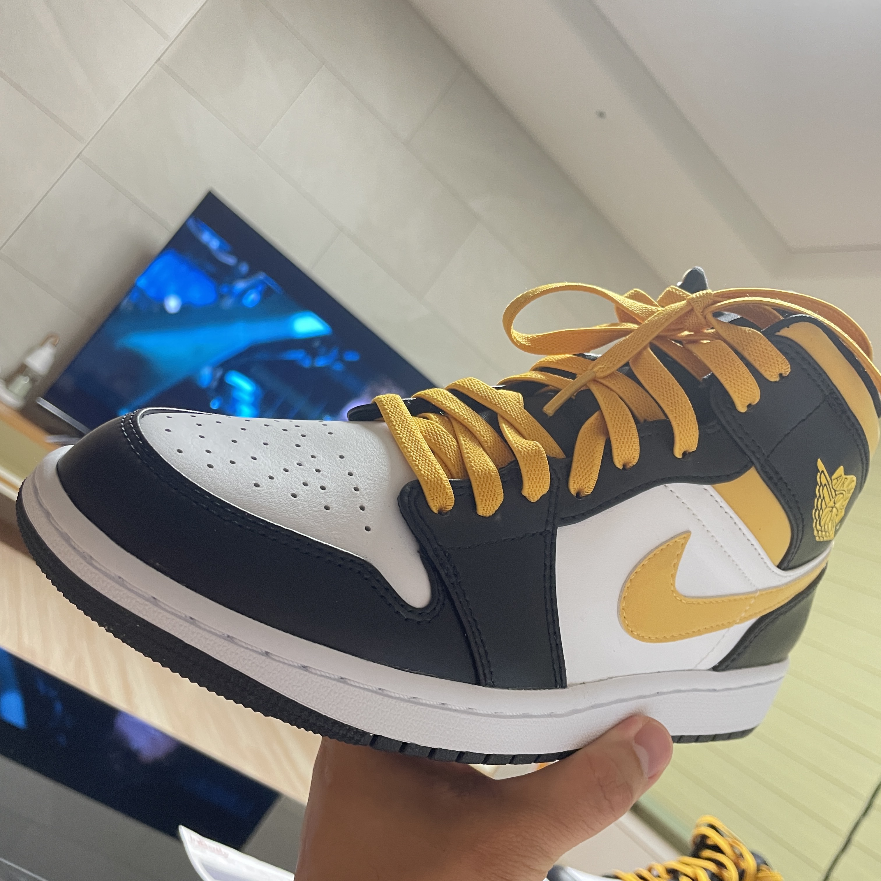 Jordan 1 Mid Pollen 착용 스타일