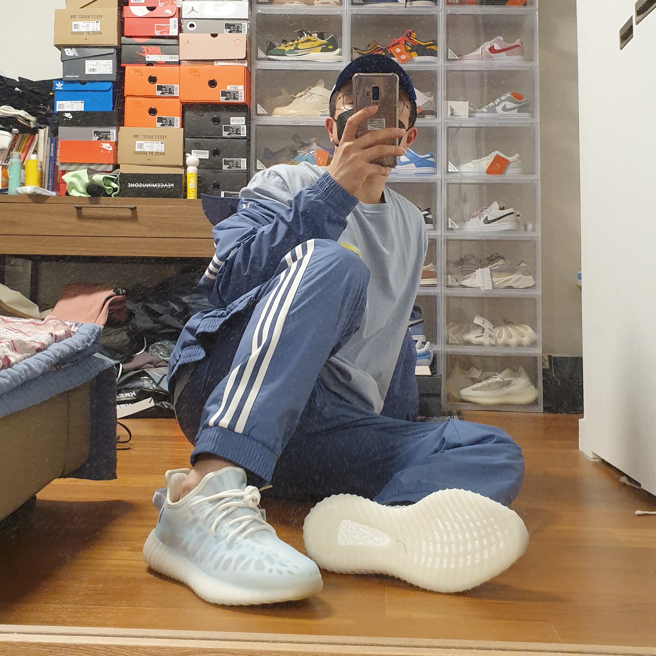 Adidas Yeezy Boost 350 V2 Mono Ice, Stussy Cosmos T-Shirt Slate 착용 스타일 - 5