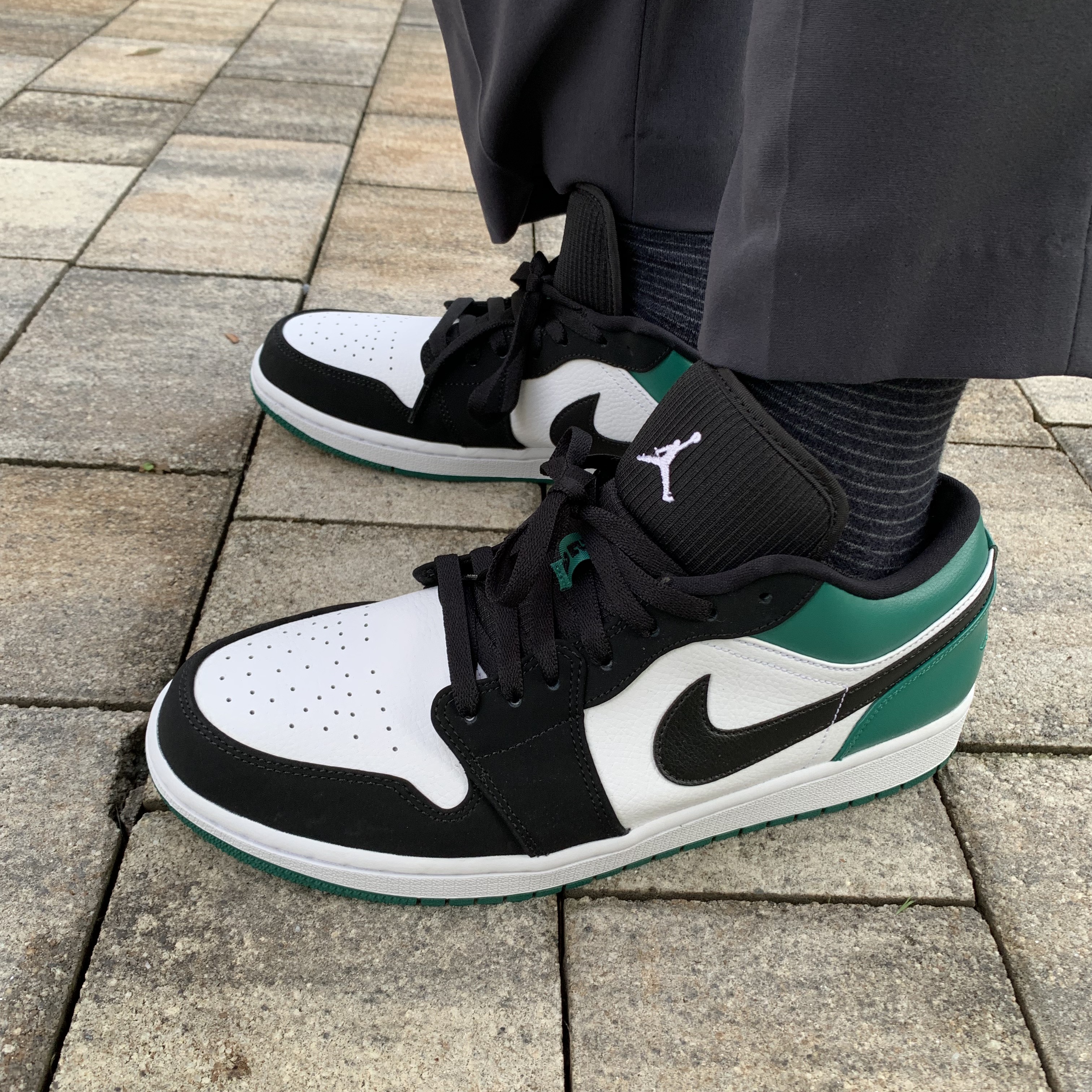 Jordan 1 Low White Black Mystic Green, Jordan 1 Mid Pollen 착용 스타일 - 1