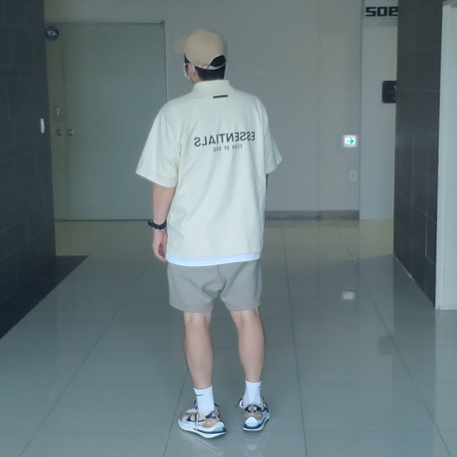 Essentials Sweatshorts Moss - 21SS, Essentials Short Sleeve Polo Cream - 21SS 착용 스타일
