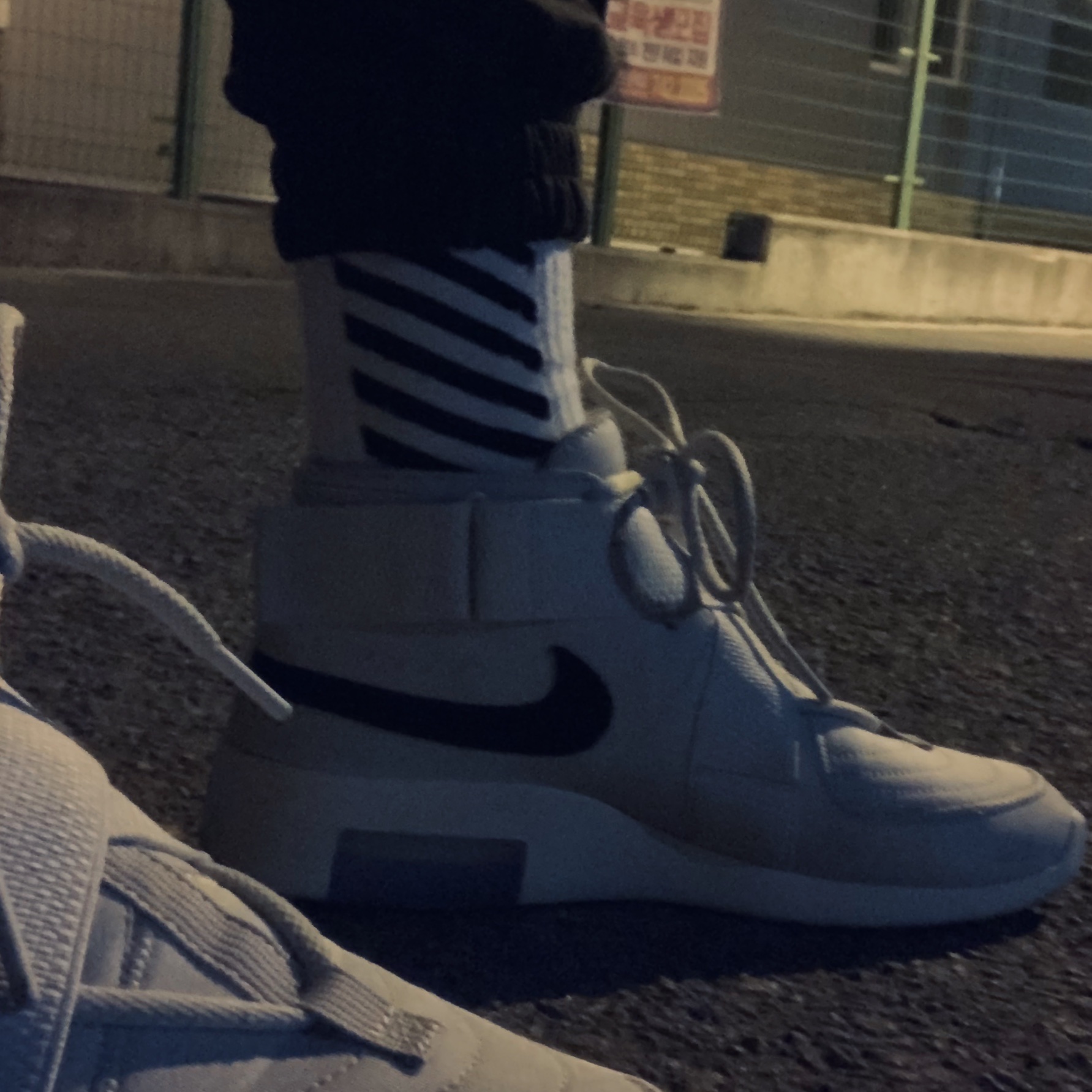 Nike x Fear of God Air Fear of God Raid Light Bone 착용 스타일