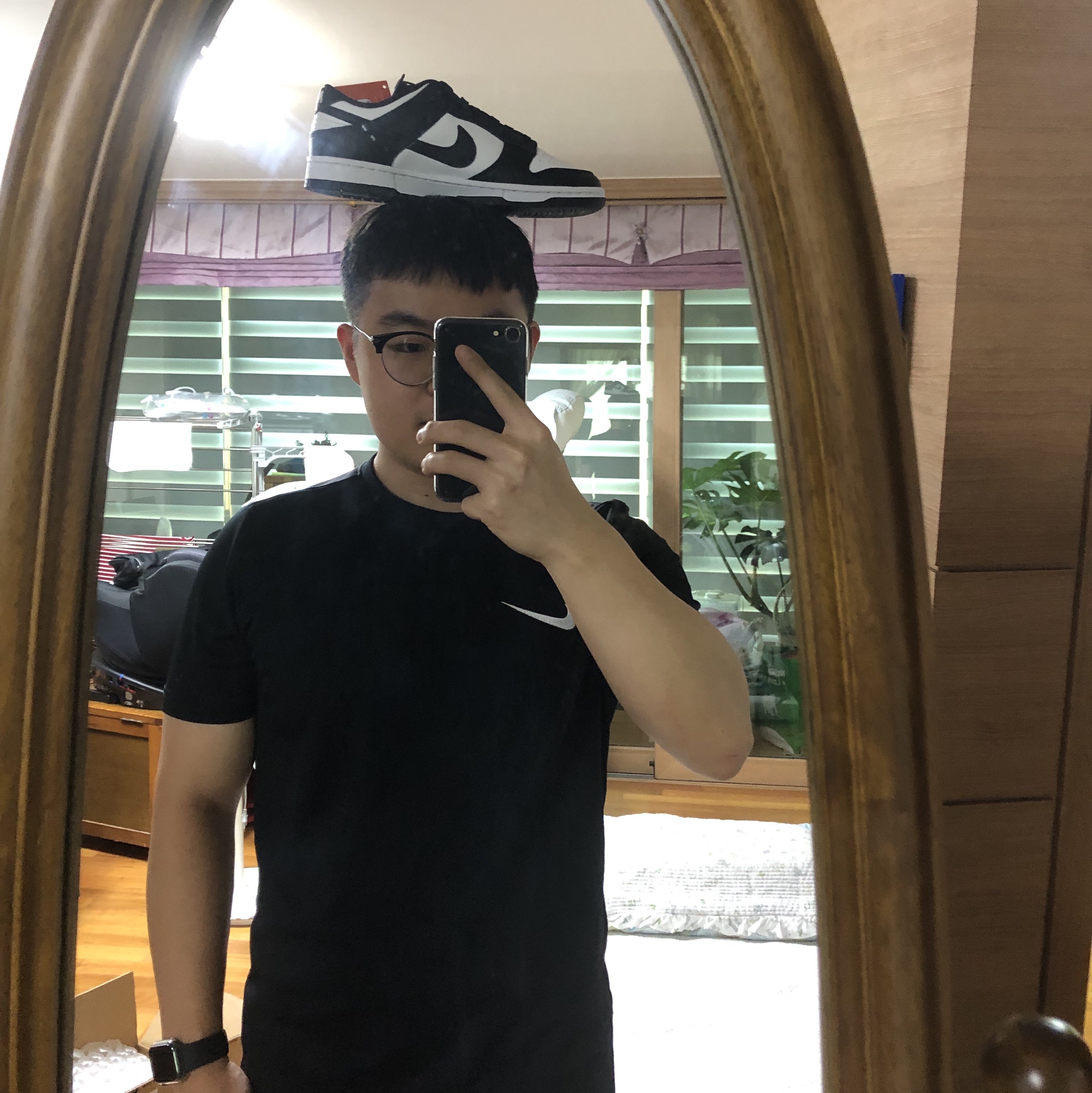 Nike Dunk Low Retro Black, Apple Watch SE 40mm GPS Space Gray Aluminum Case with Sport Band Midnight (Korean Ver.) 착용 스타일 - 2