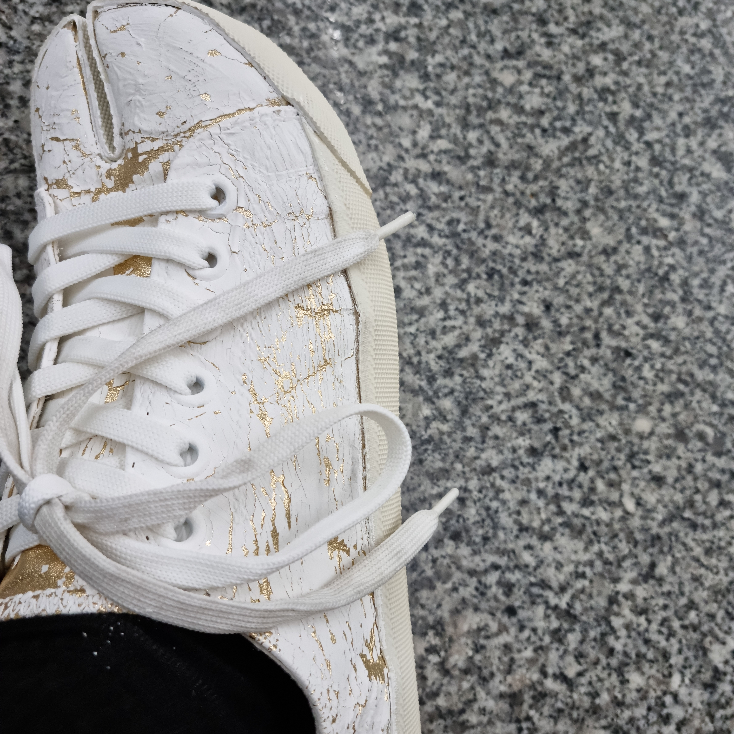 Maison Margiela Tabi Low Cracked Paint White Gold 착용 스타일 - 1