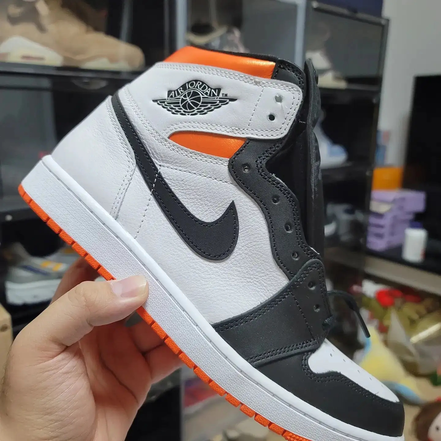 Jordan 1 Retro High OG Electro Orange 착용 스타일 - 2