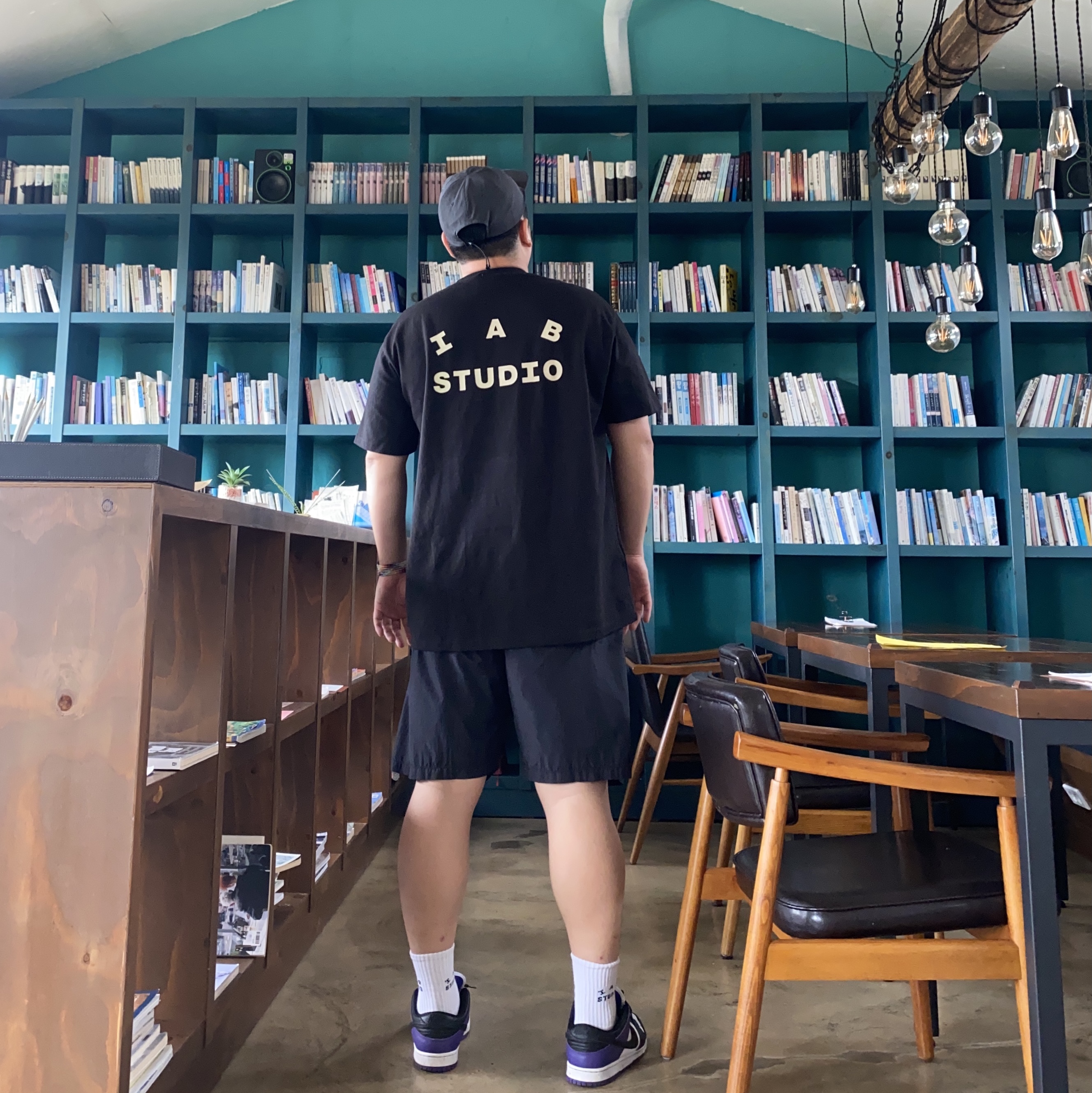 IAB Studio Black Glow T-Shirt, IAB Studio Woven Shorts Black 착용 스타일