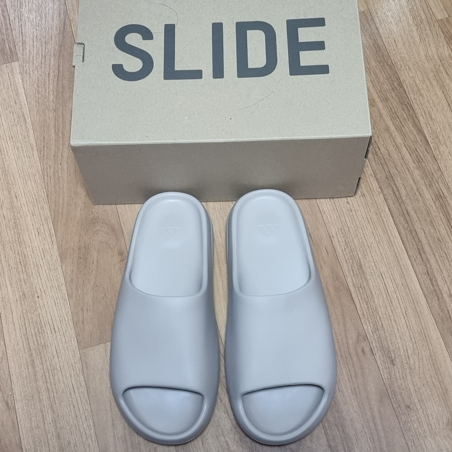 Adidas Yeezy Slide Pure 착용 스타일