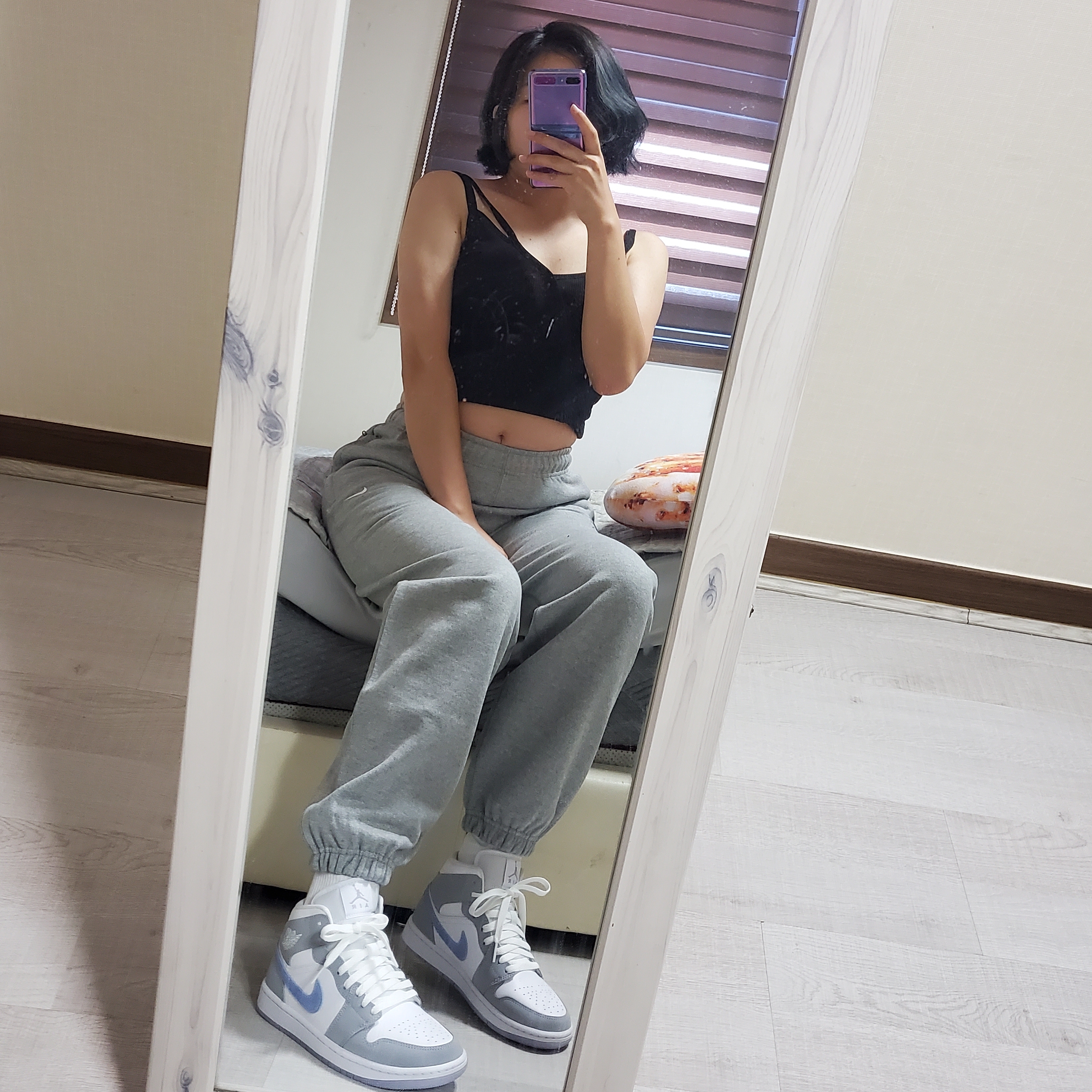 (W) Jordan 1 Mid Wolf Grey, (W) Nike NRG Solo Swoosh Fleece Pants Dark Grey Heather - Asia 착용 스타일