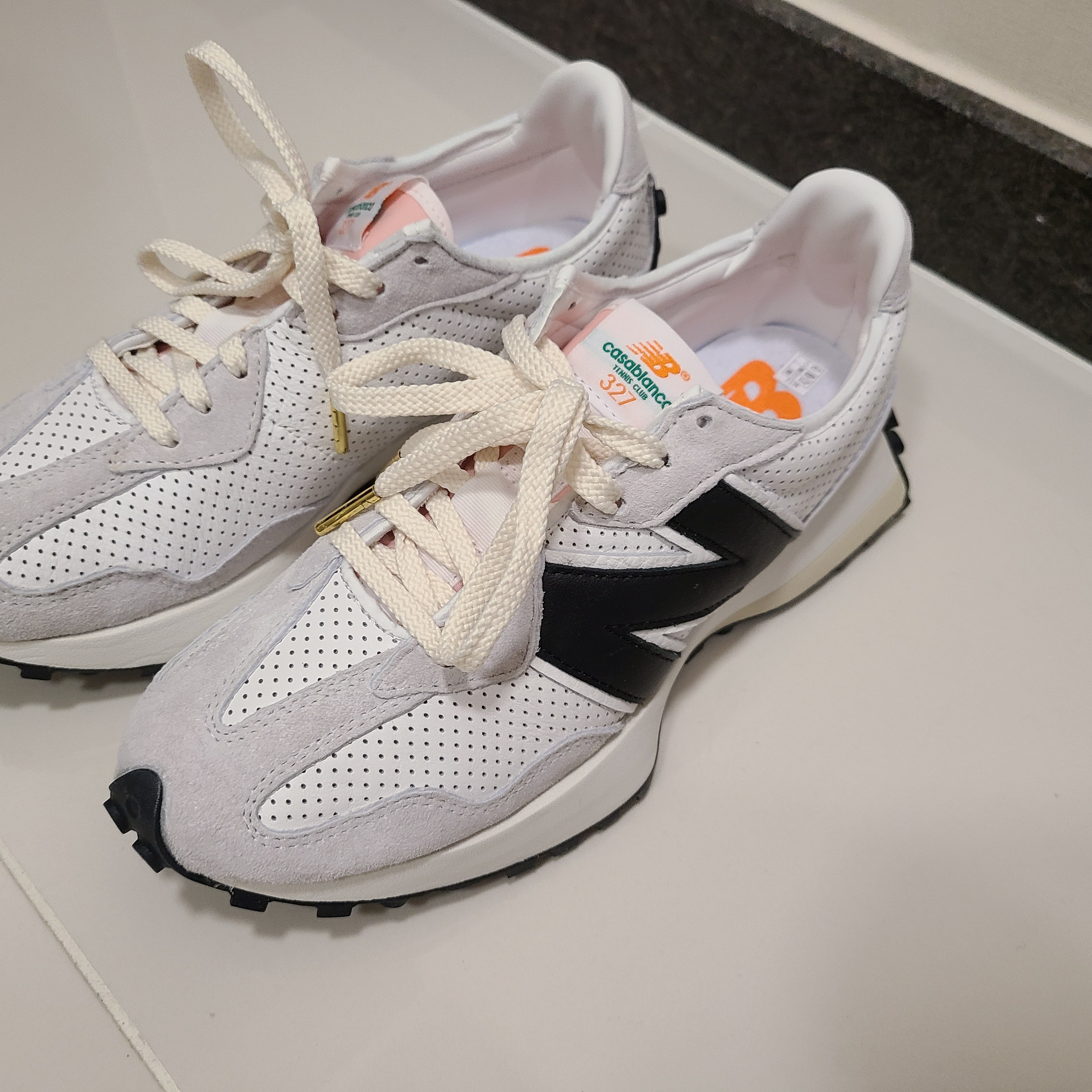 New Balance x Casablanca 327 Idealist Black Grey Pink 착용 스타일 - 2