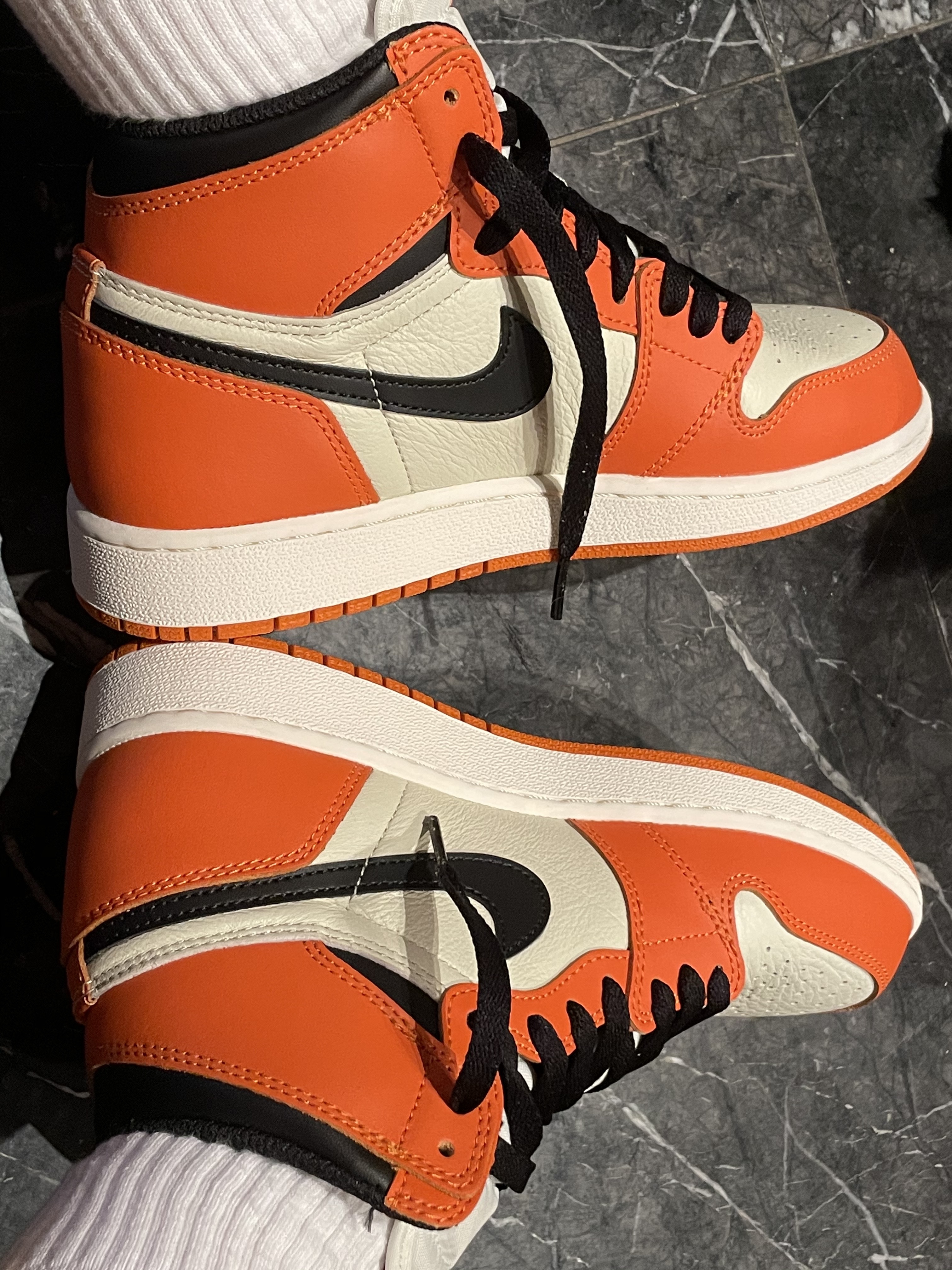 Stussy World Tour T-Shirt Peach 2021, (GS) Jordan 1 Retro High OG Reverse Shattered Backboard 착용 스타일 - 4