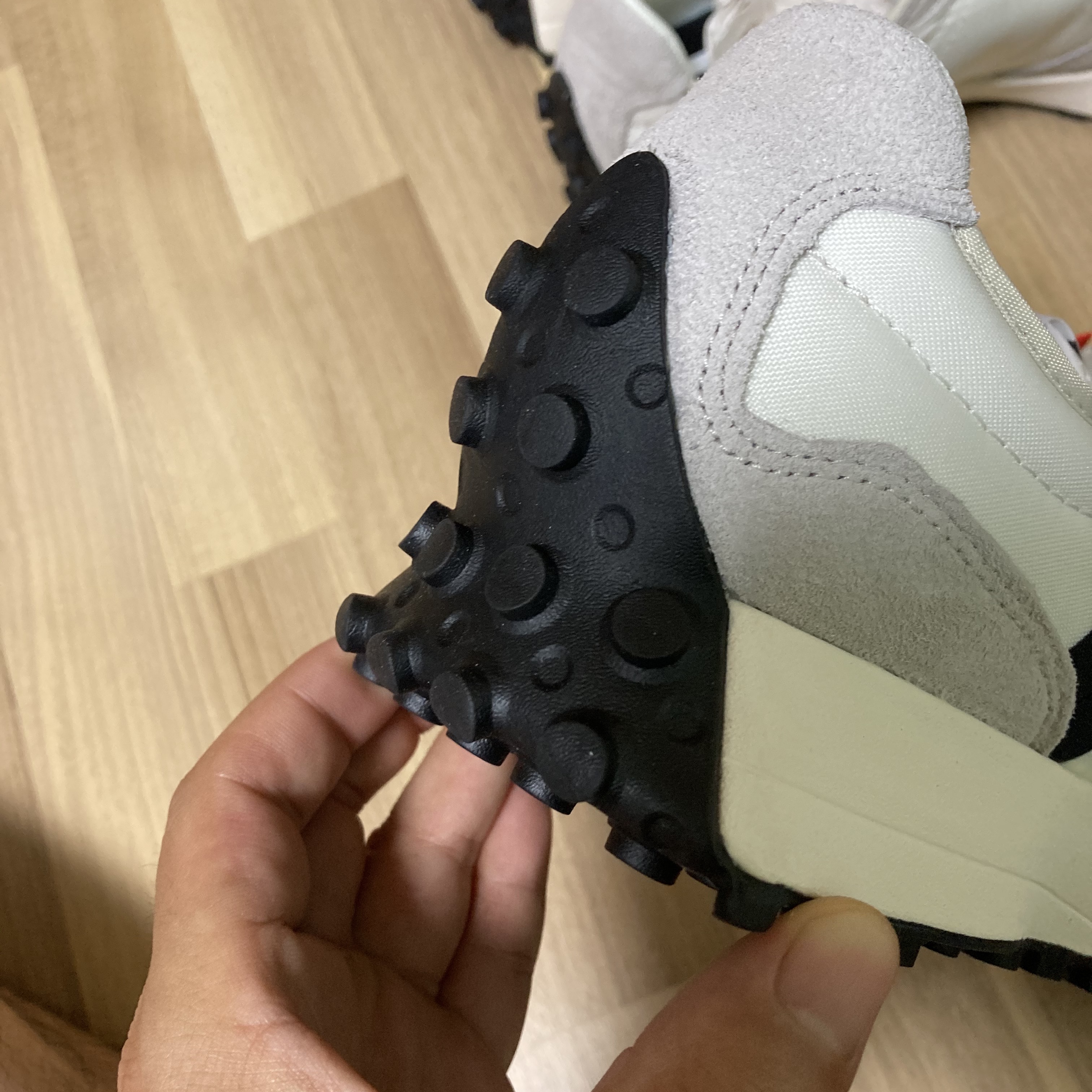 New Balance 327 White Black 착용 스타일 - 2
