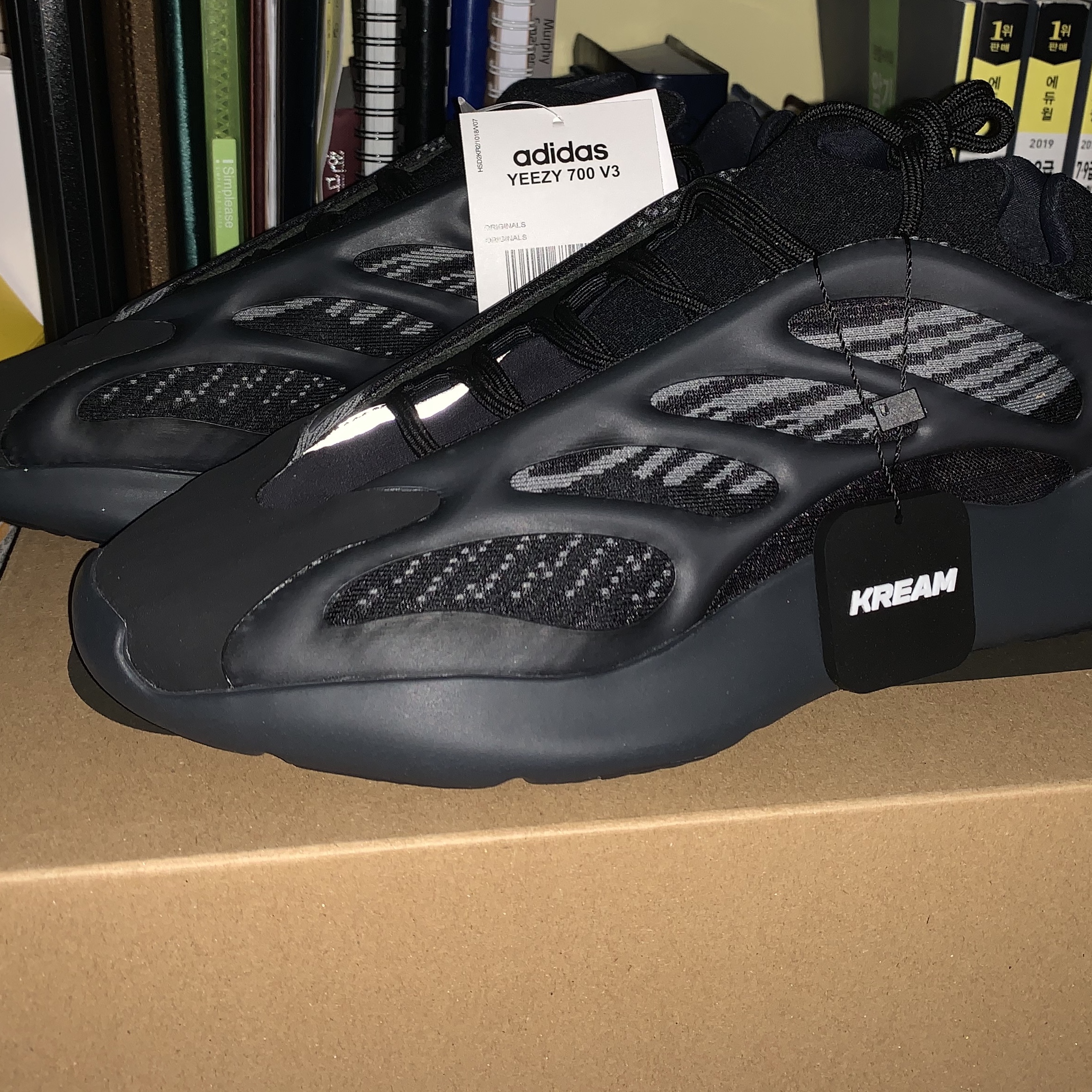 Adidas Yeezy 700 V3 Alvah 착용 스타일
