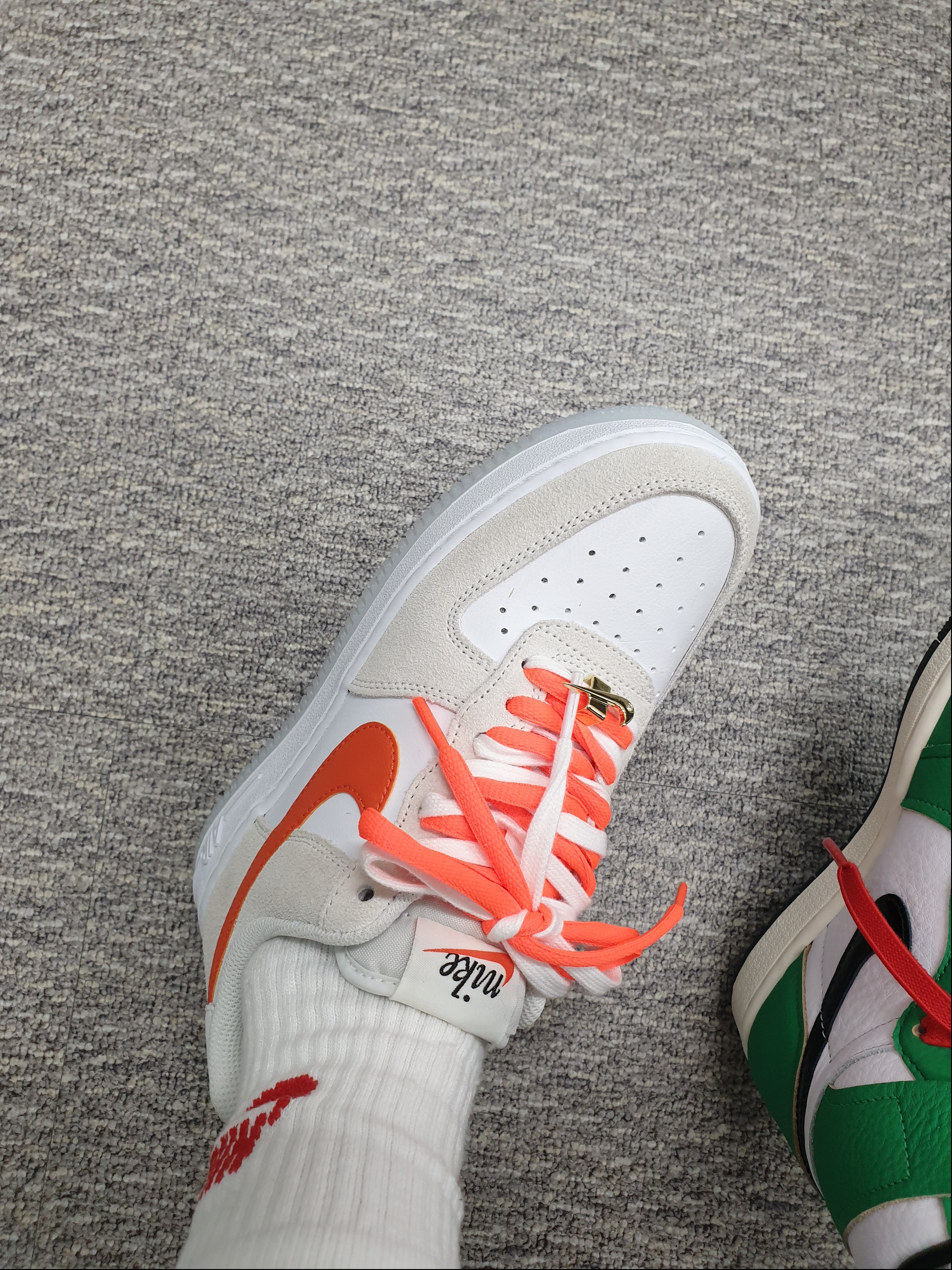 (W) Nike Air Force 1 '07 SE First Use Orange Sail 착용 스타일 - 4