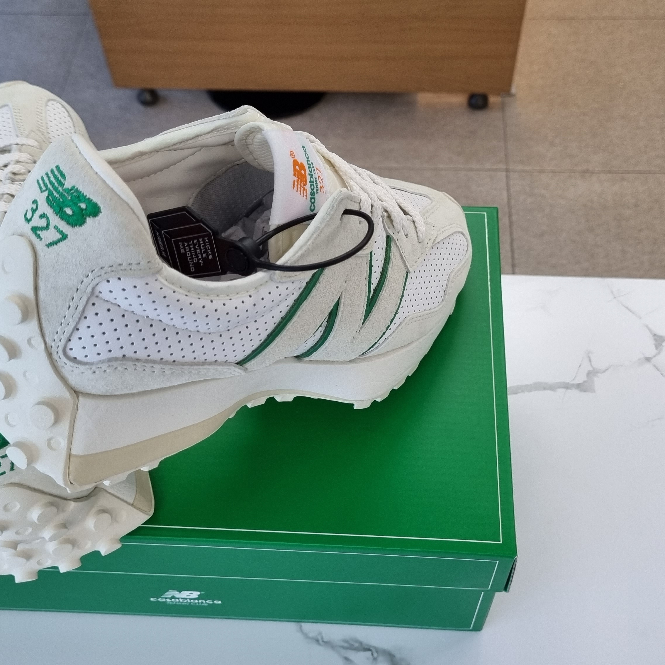 New Balance x Casablanca 327 Idealist Off White Green 착용 스타일 - 2