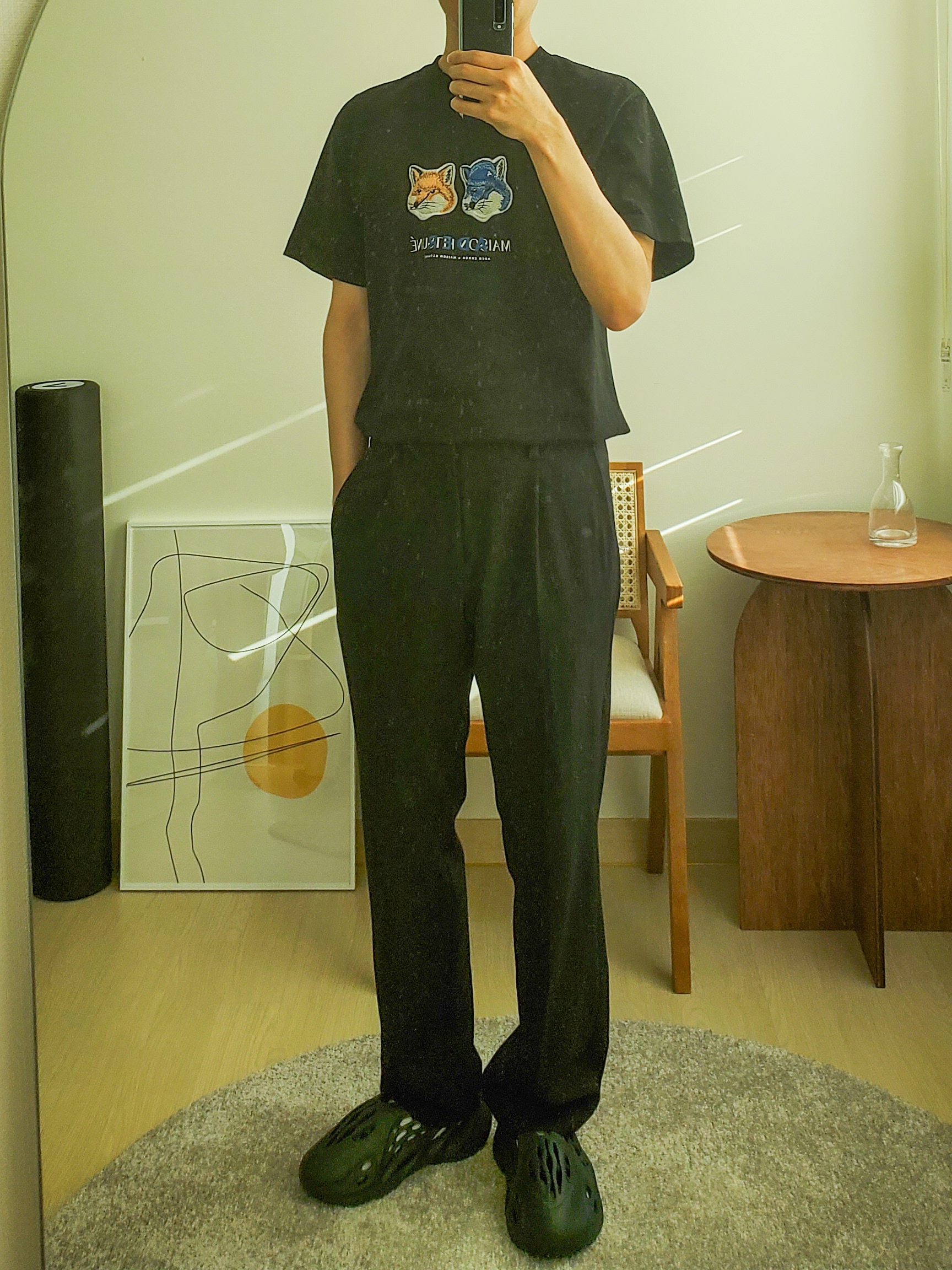 Adidas Yeezy Foam RNNR Mineral Blue 착용 스타일