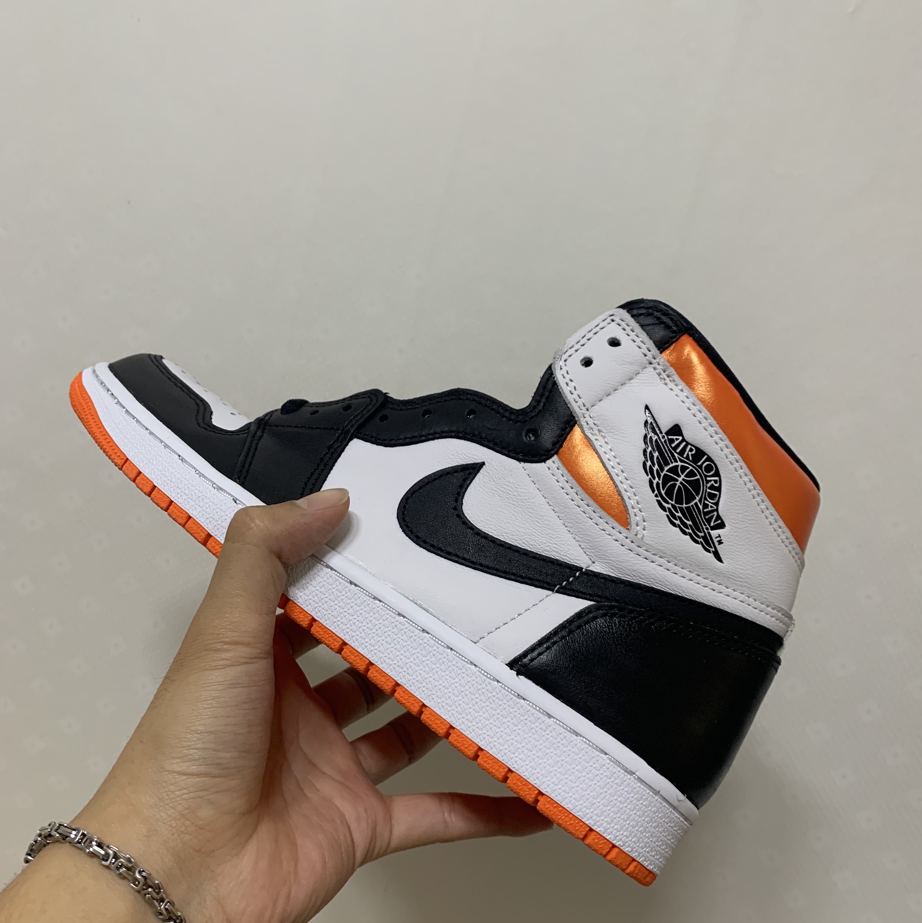 Jordan 1 Retro High OG Electro Orange 착용 스타일 - 1