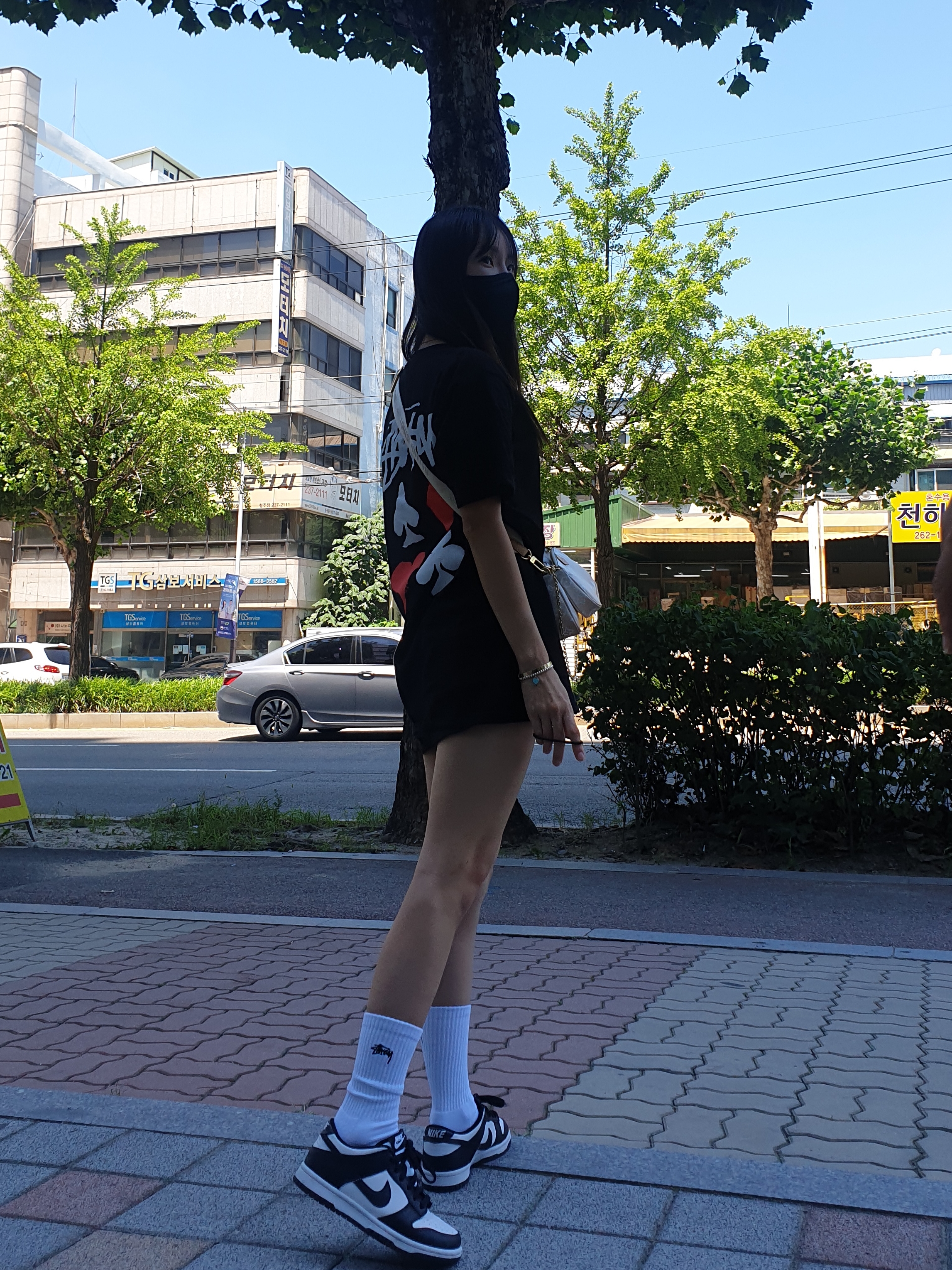 Stussy Full Deck 2 T-Shirt Black, (W) Nike Dunk Low Black 착용 스타일 - 1