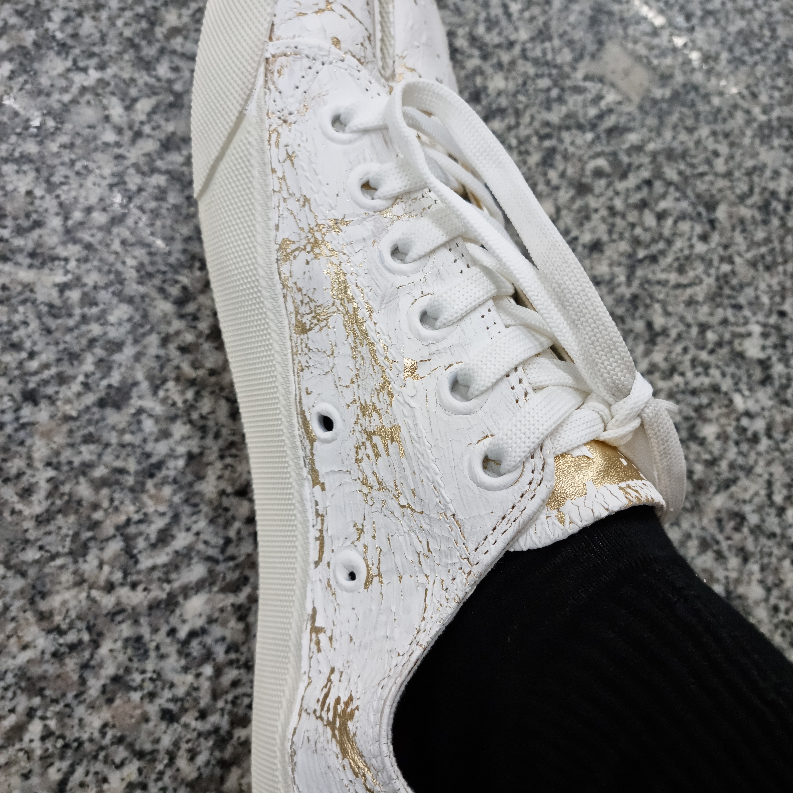 Maison Margiela Tabi Low Cracked Paint White Gold 착용 스타일 - 2