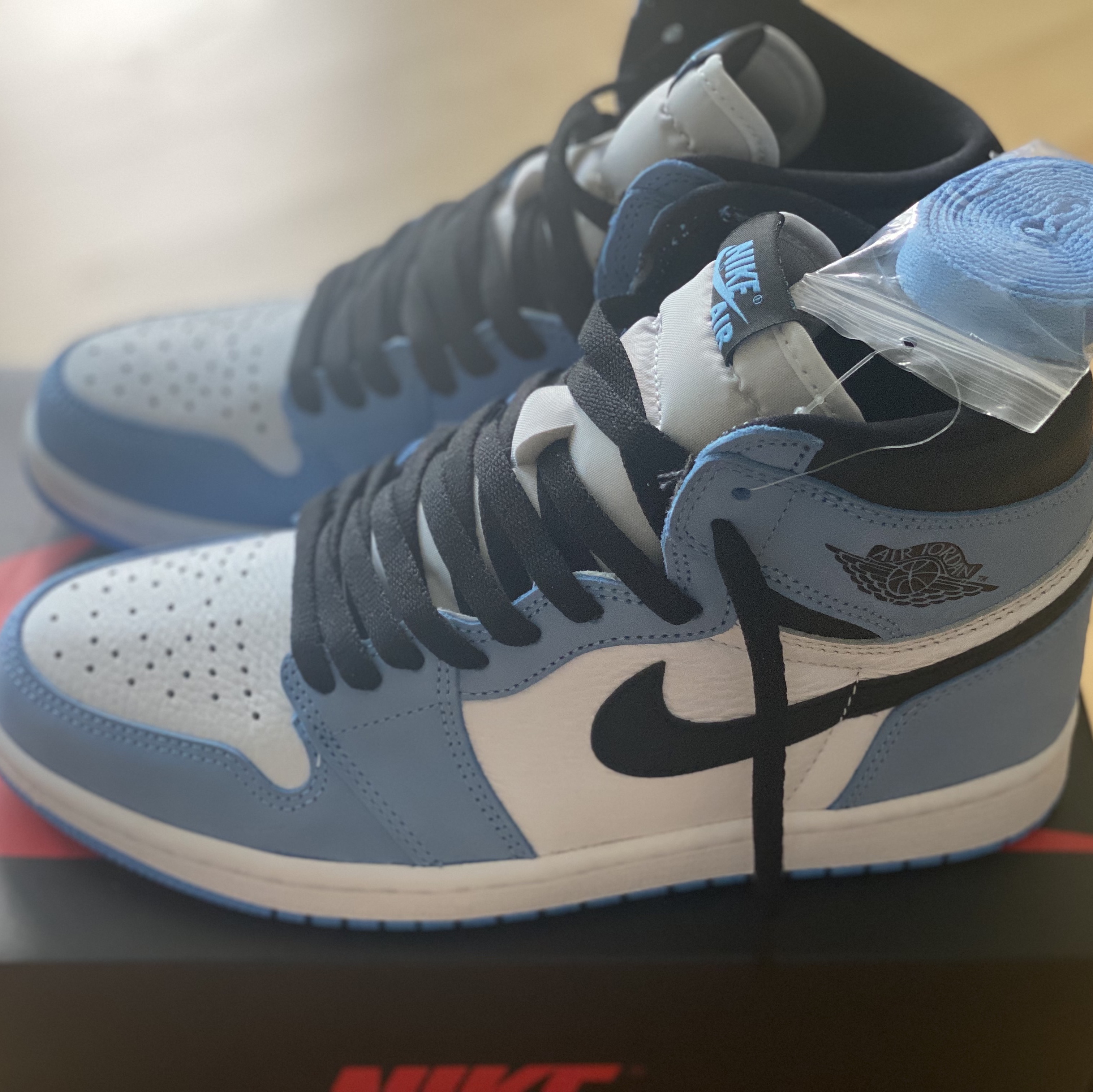 Jordan 1 Retro High OG University Blue 착용 스타일 - 1
