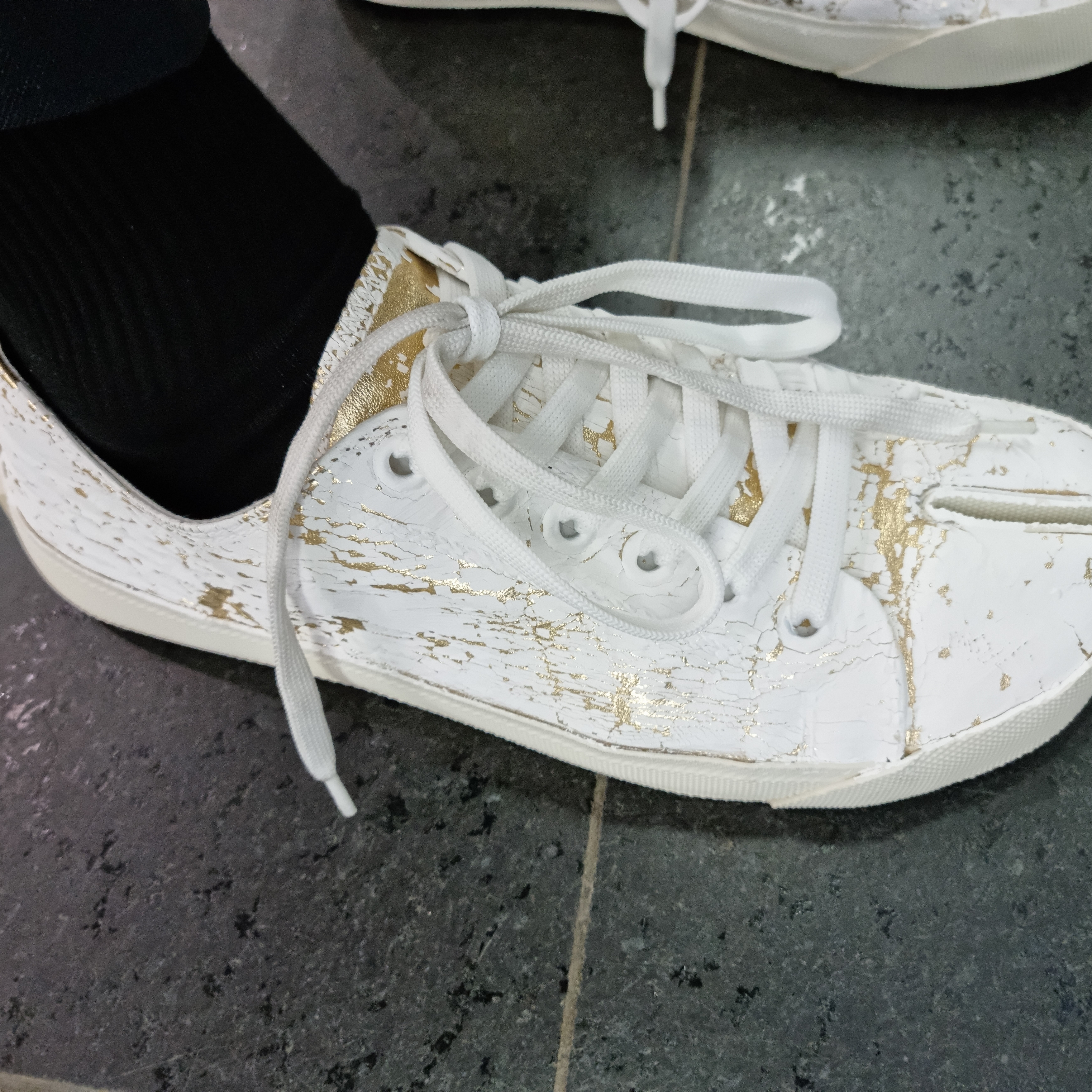 Maison Margiela Tabi Low Cracked Paint White Gold 착용 스타일 - 4