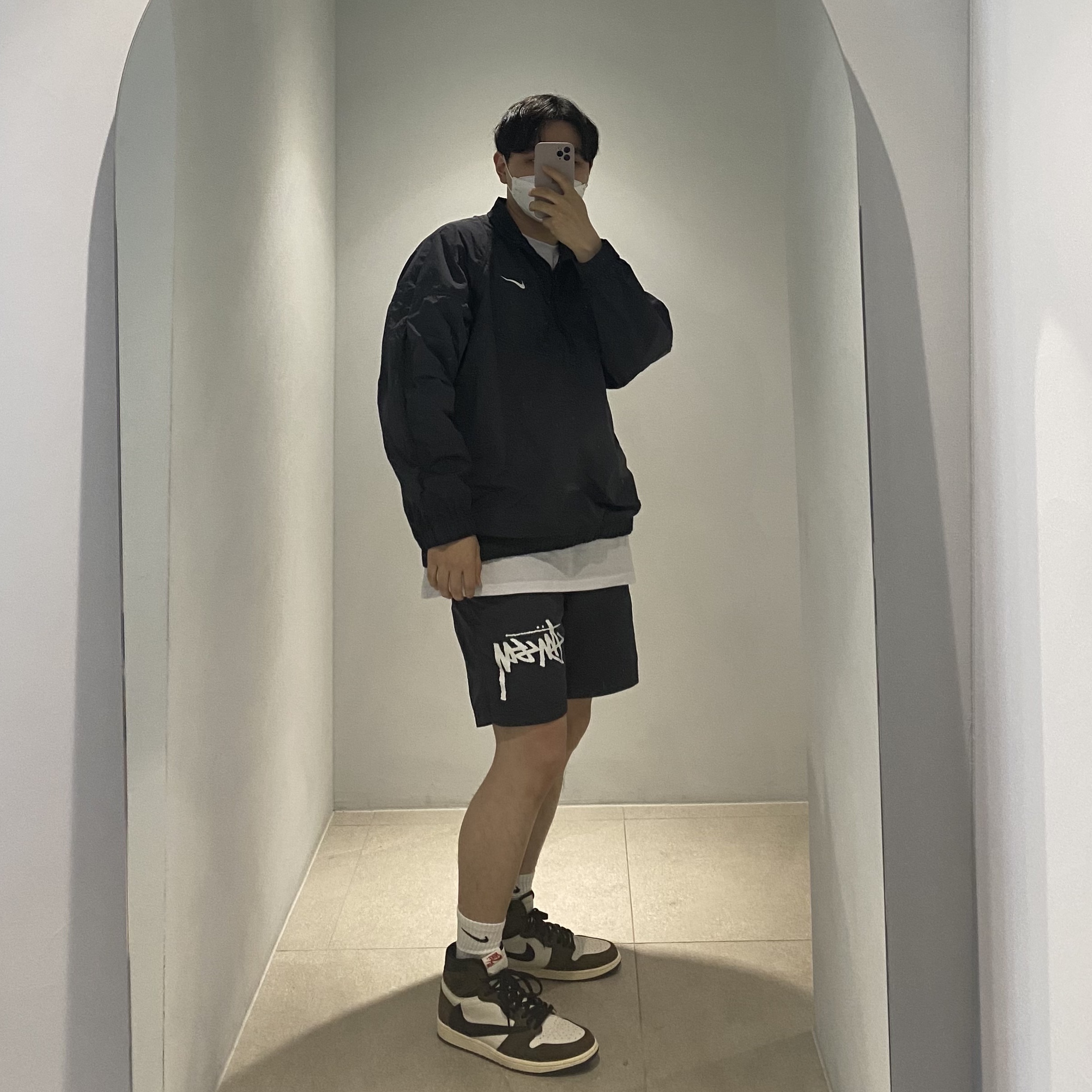 Nike x Stussy Water Shorts Off Noir, Nike x Stussy Windrunner Jacket Off Noir 착용 스타일