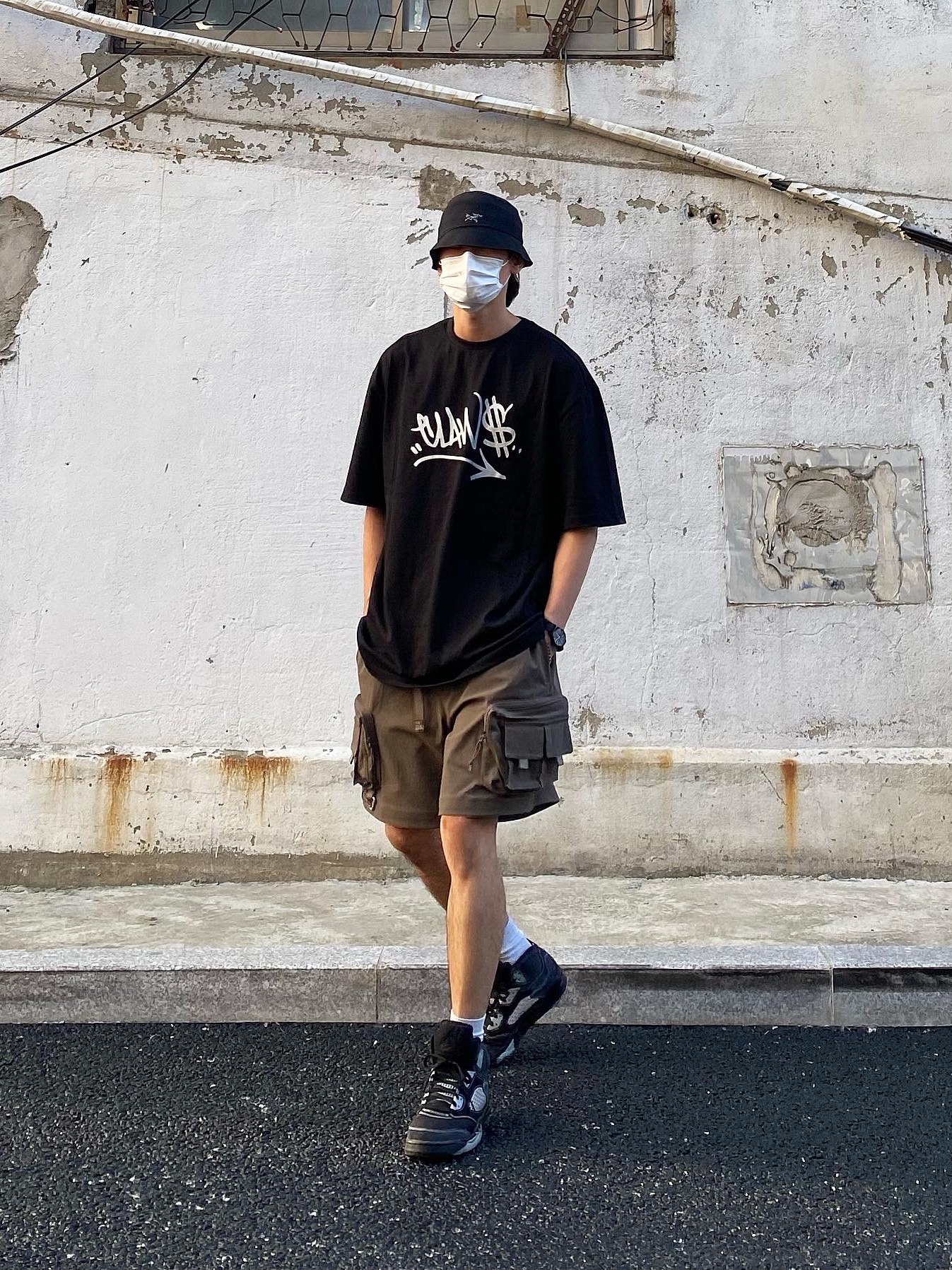 Nike ACG Cargo Shorts Ironstone - Asia, Palace x Arc'teryx Sinsolo Hat Black - 20FW 착용 스타일 - 2