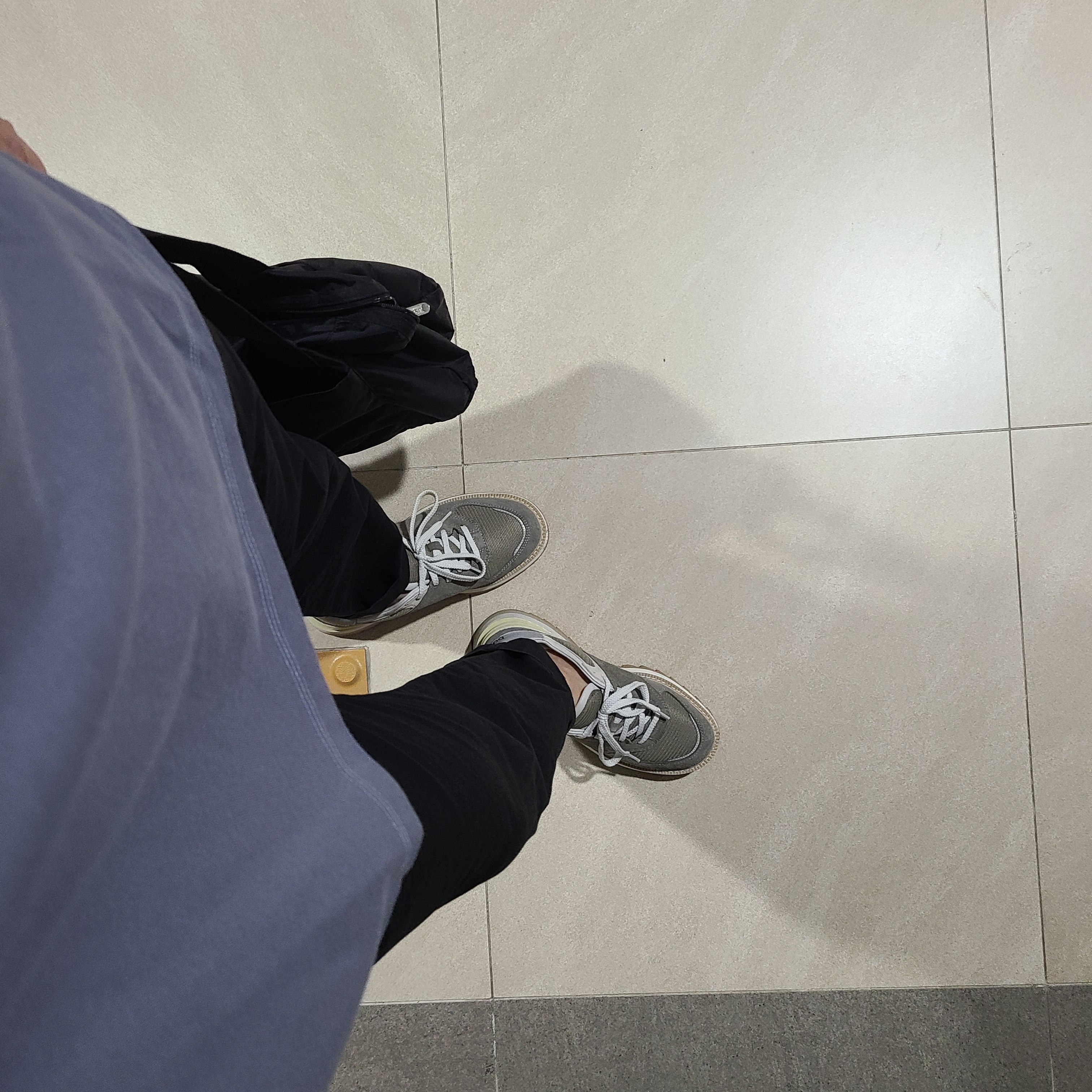 New Balance x Tokyo Design Studio 574 Grey Dune 착용 스타일 - 3