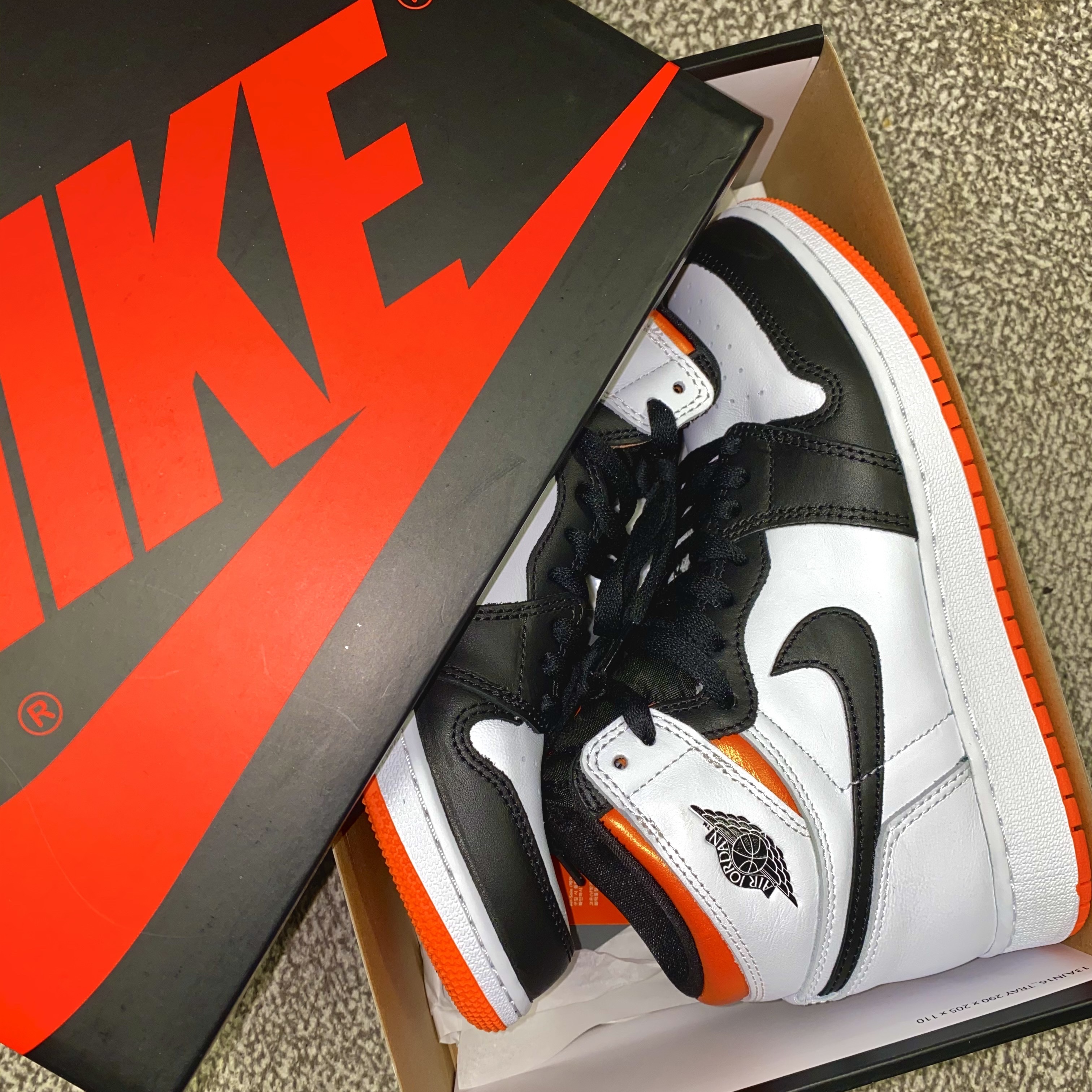 (GS) Jordan 1 Retro High OG Electro Orange, Jordan 1 Retro High OG Electro Orange 착용 스타일 - 1
