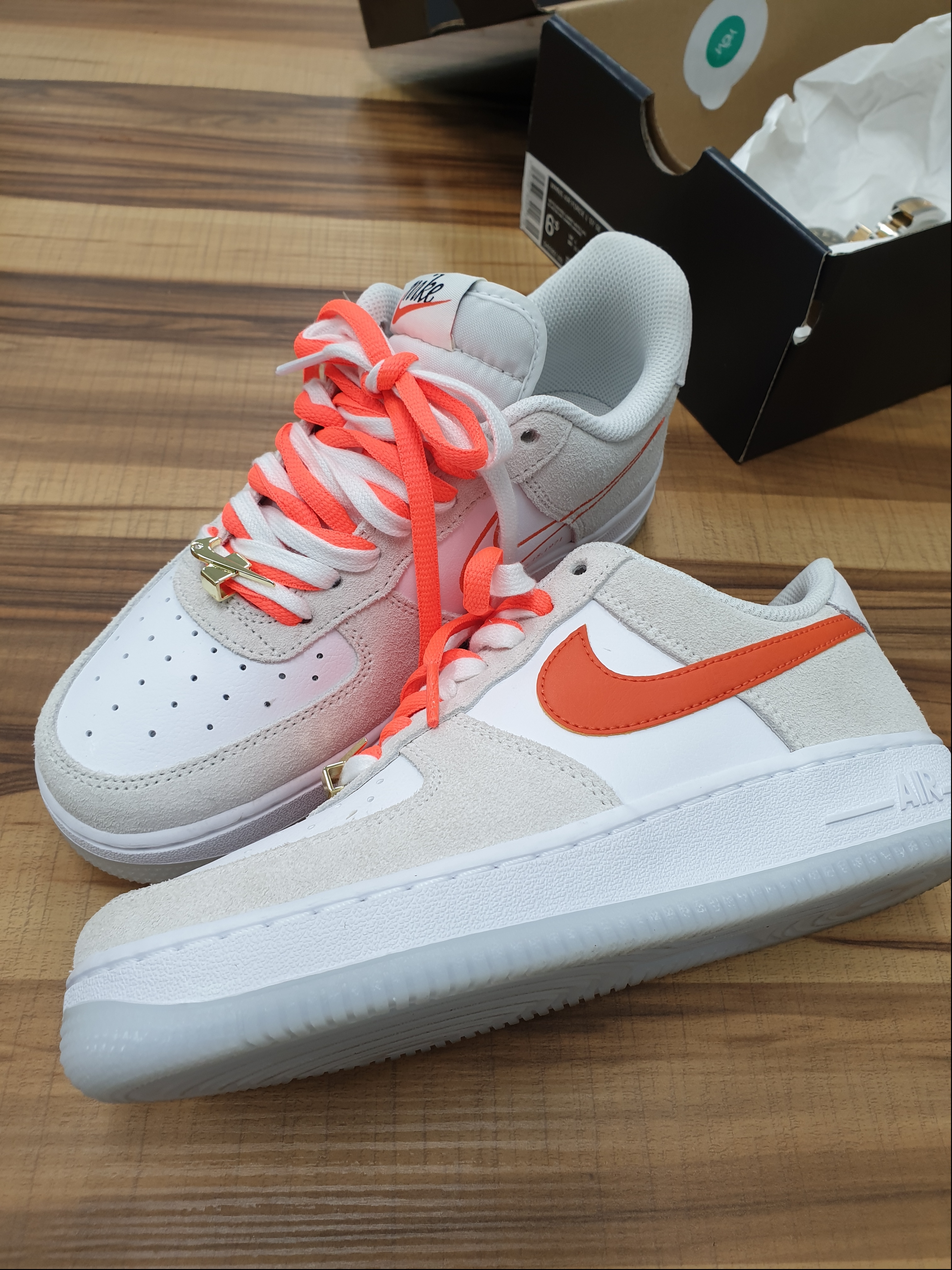 (W) Nike Air Force 1 '07 SE First Use Orange Sail 착용 스타일 - 1