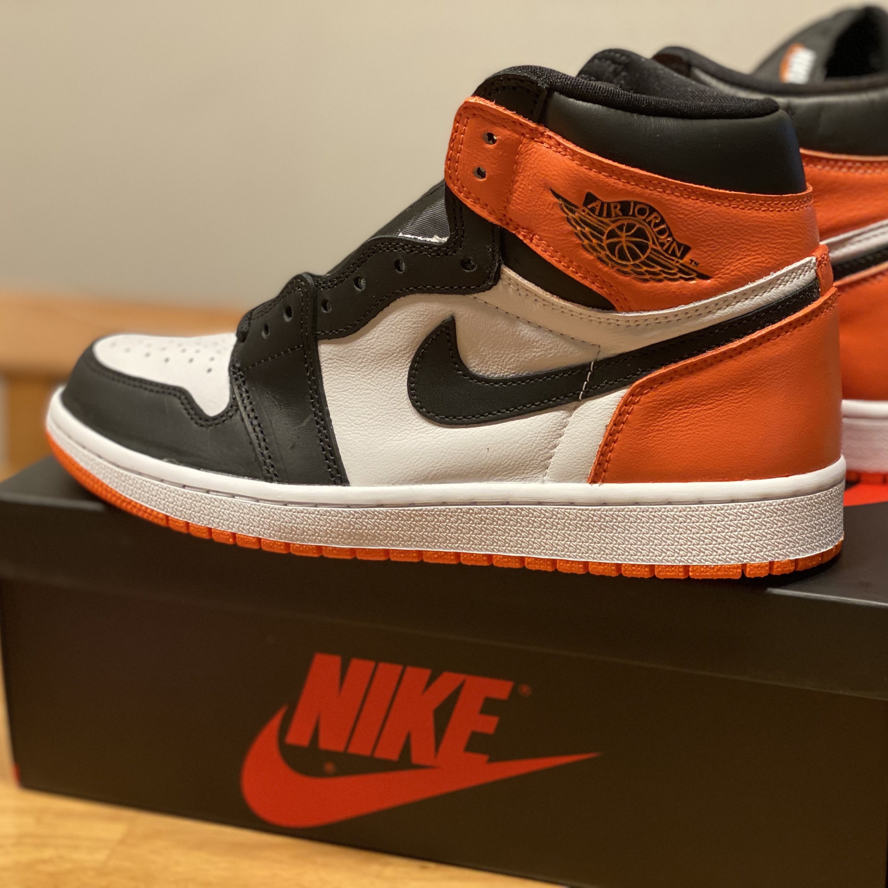 Jordan 1 Retro High OG Electro Orange 착용 스타일