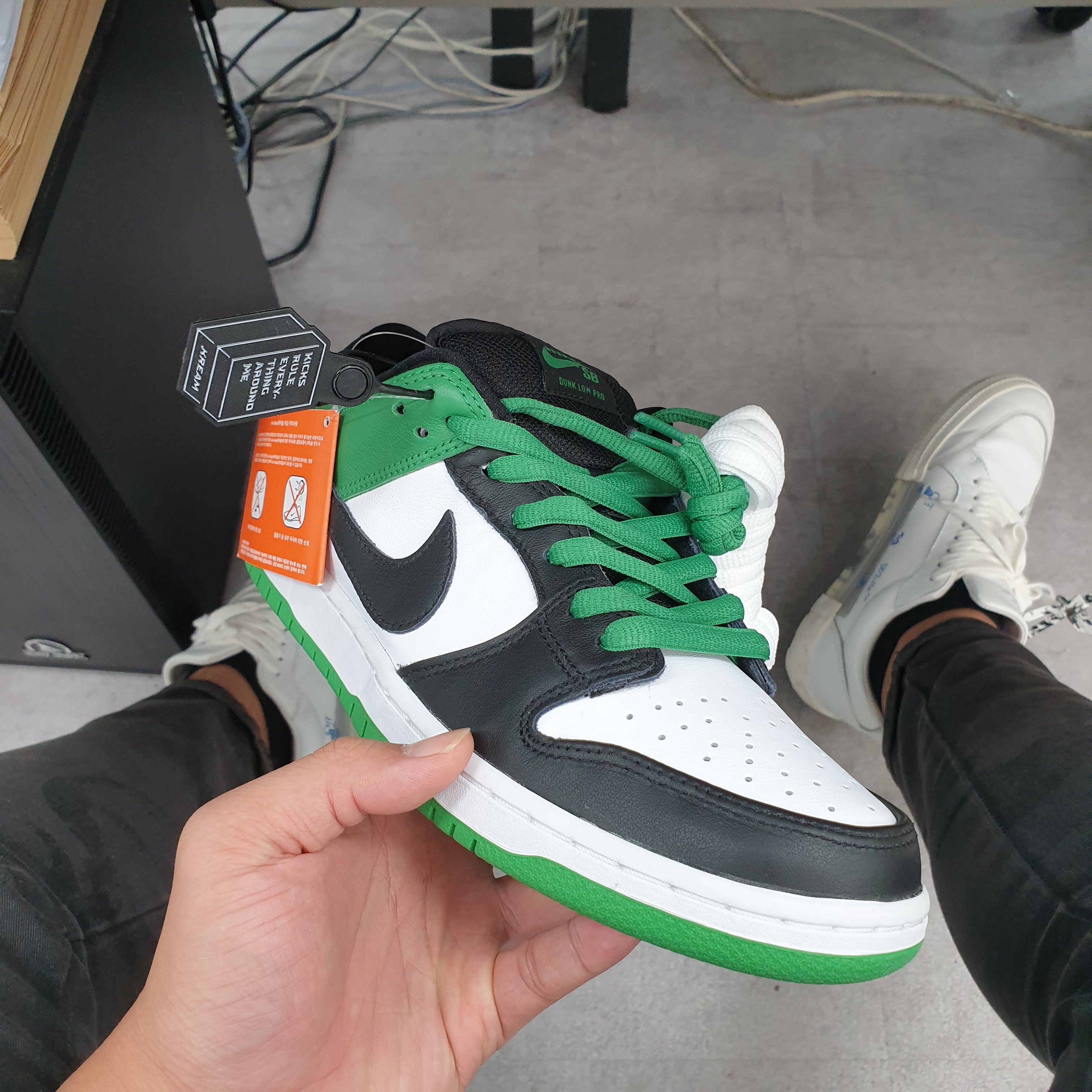 Nike SB Dunk Low Pro Black and Classic Green 착용 스타일