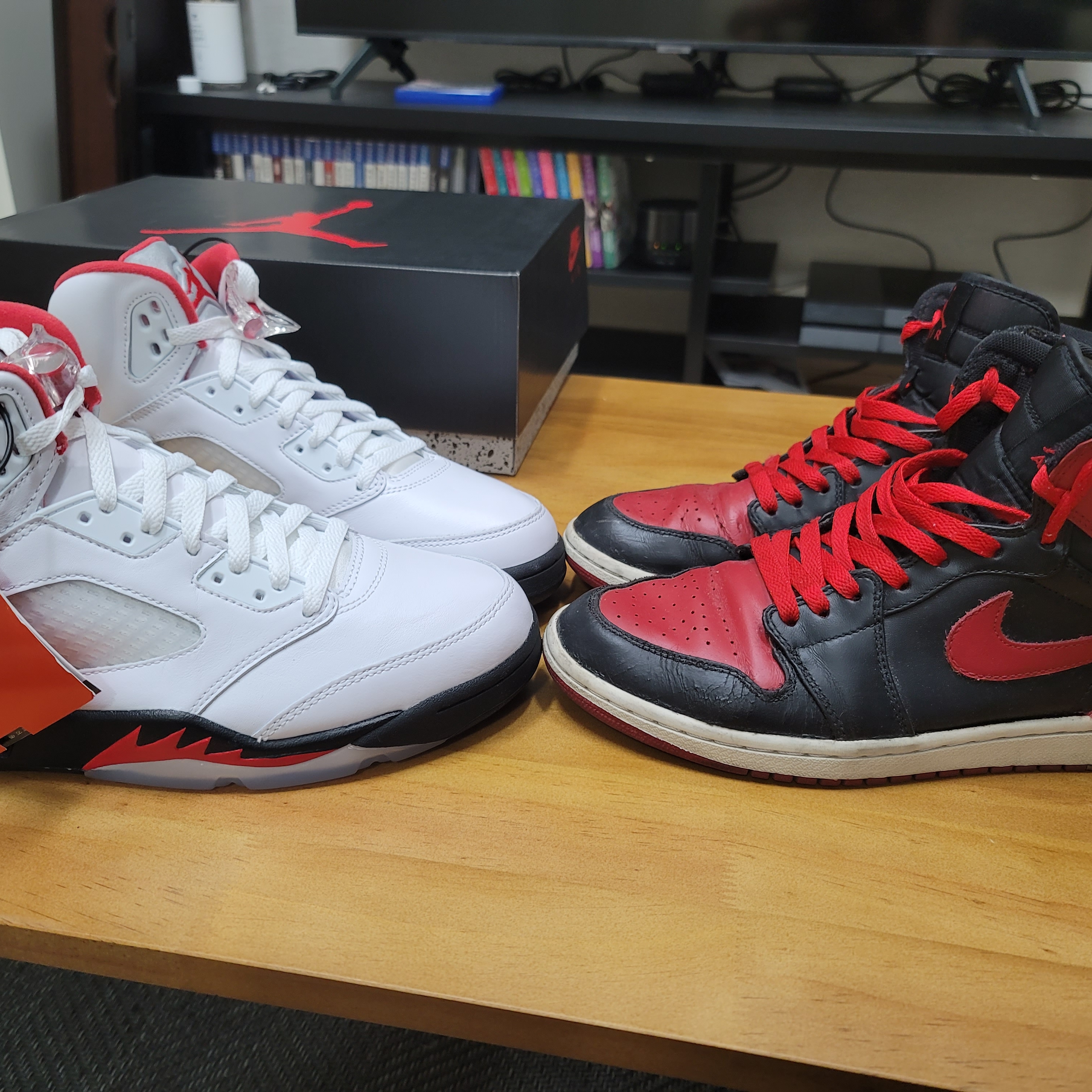 Jordan 5 Retro Fire Red Silver Tongue 2020, Jordan 1 Retro High OG Bred 2013 착용 스타일 - 1