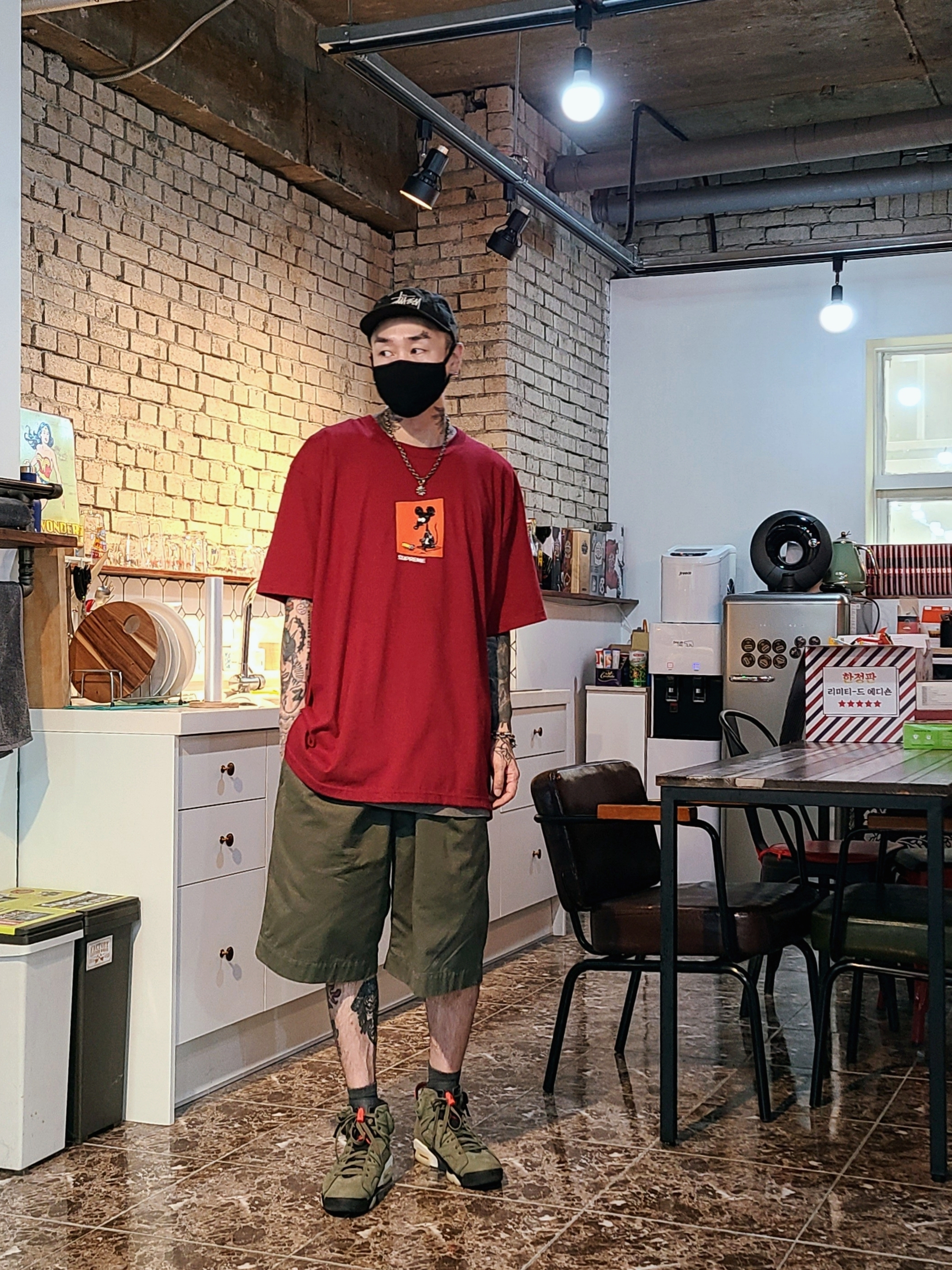 Supreme Mouse T-Shirt Cardinal - 21SS, Jordan 6 x Travis Scott Retro Olive 착용 스타일