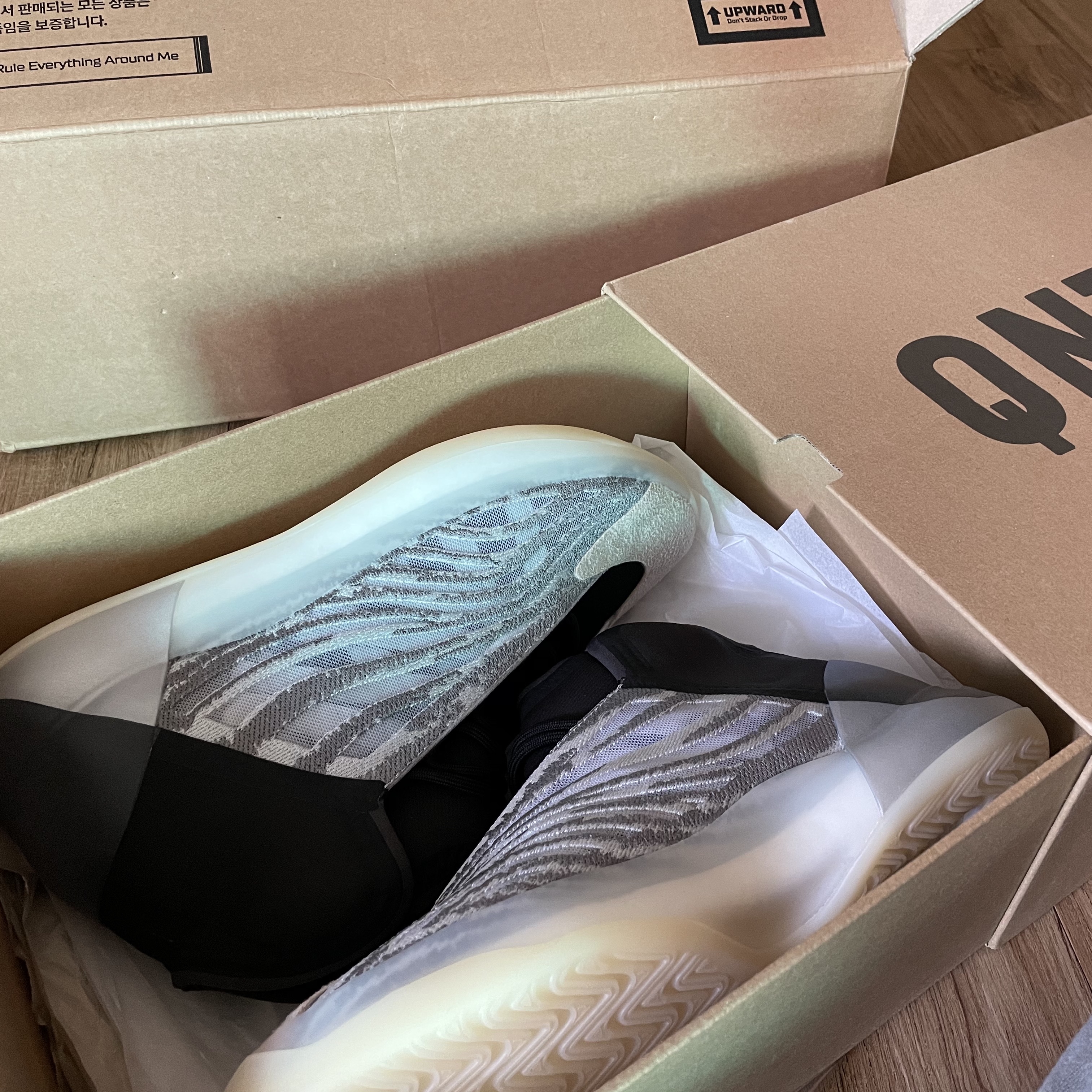 Adidas Yeezy QNTM Lifestyle 착용 스타일