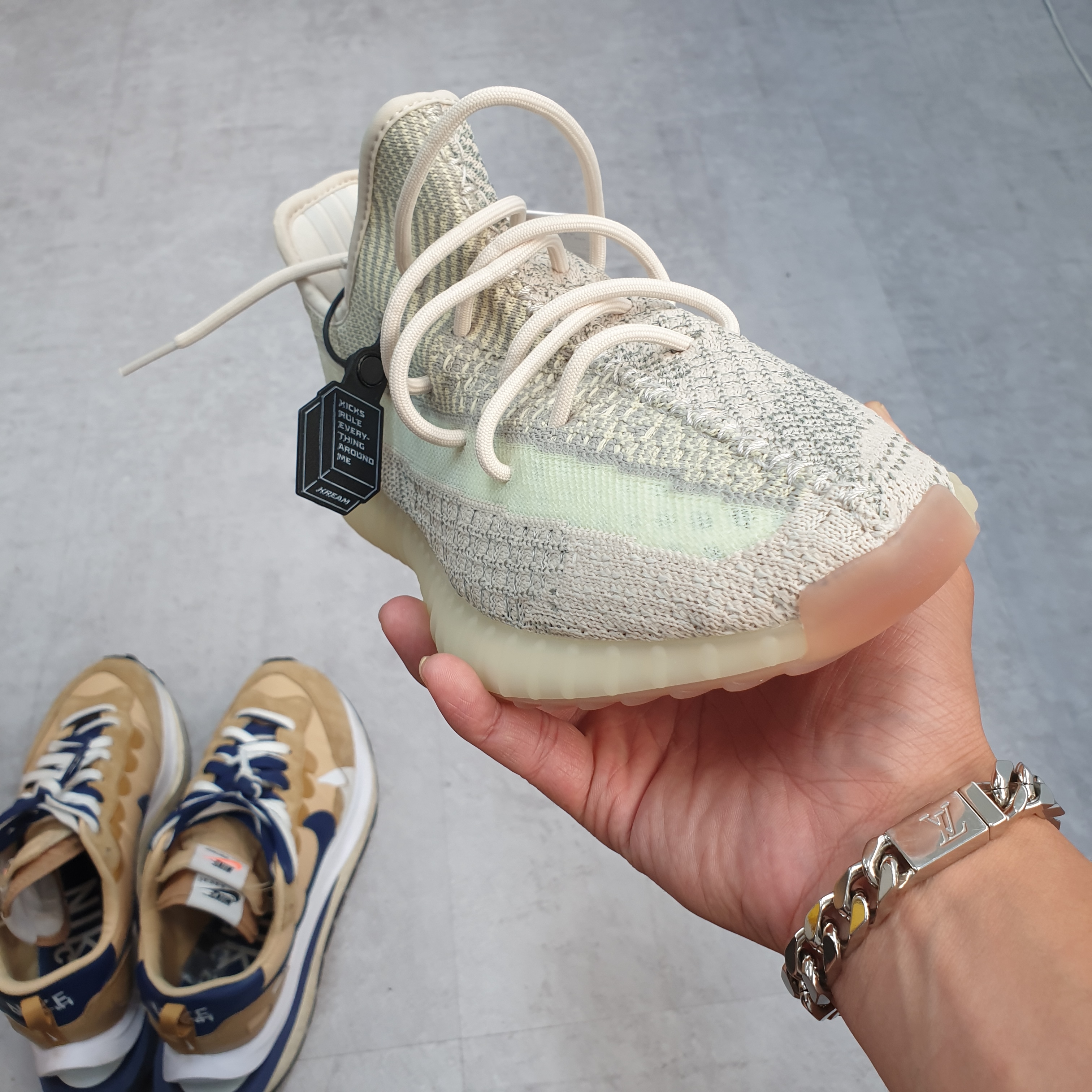 Adidas Yeezy Boost 350 V2 Citrin - Non-Reflective, Nike x Sacai VaporWaffle Sesame and Blue Void 착용 스타일