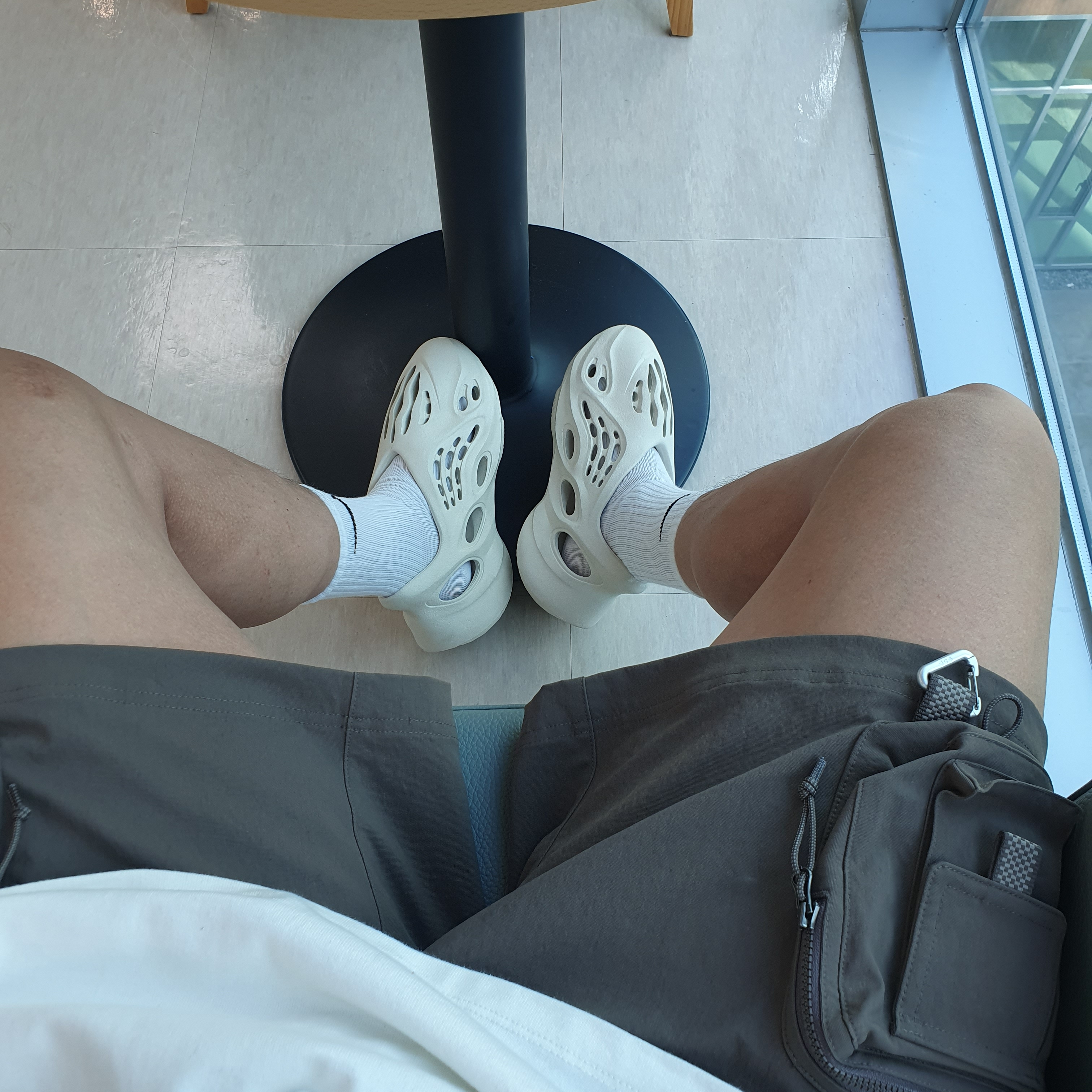 Adidas Yeezy Foam RNNR Sand, Nike ACG Cargo Shorts Ironstone - Asia 착용 스타일